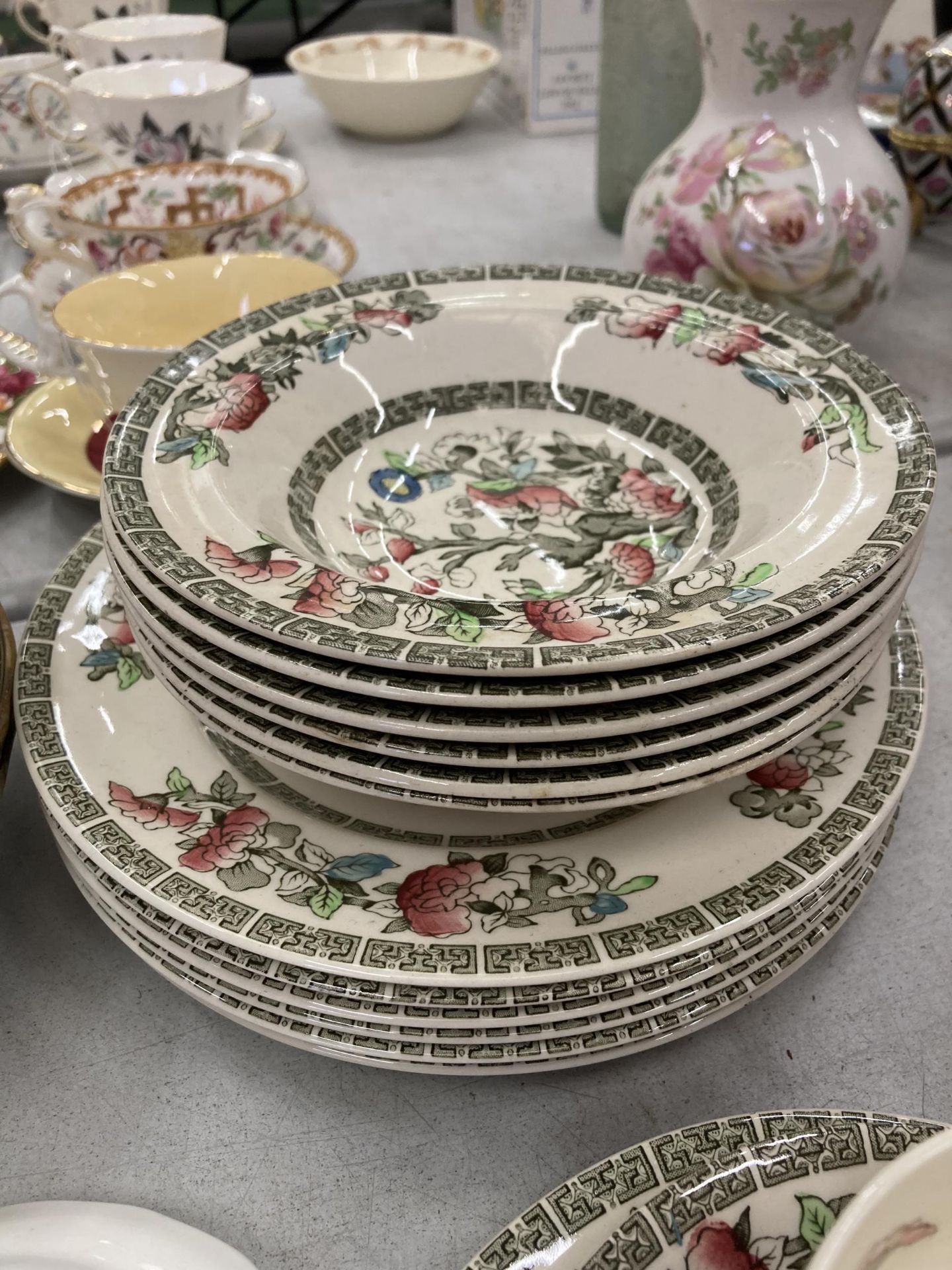 A QUANTITY OF JOHNSON BROS 'INDIAN TREE' PATTERN TEAWARE TO INCLUDE VARIOUS SIZED PLATES, BOWLS, - Image 5 of 6