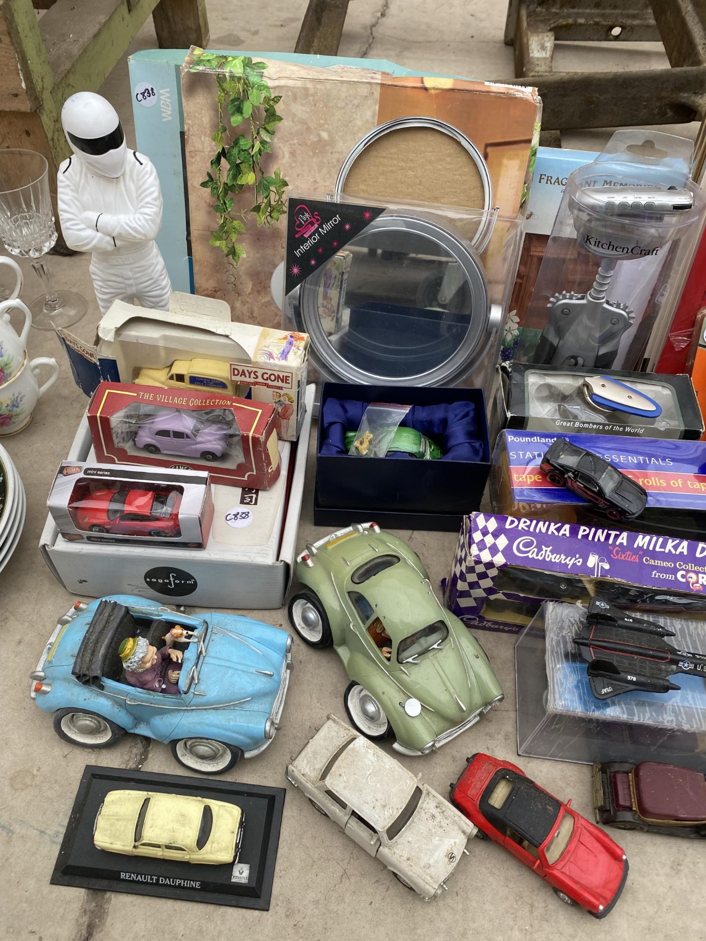 AN ASSORTMENT OF ITEMS TO INCLUDE MODEL CARS, CAR BOOKS AND MIRRORS ETC - Image 2 of 3