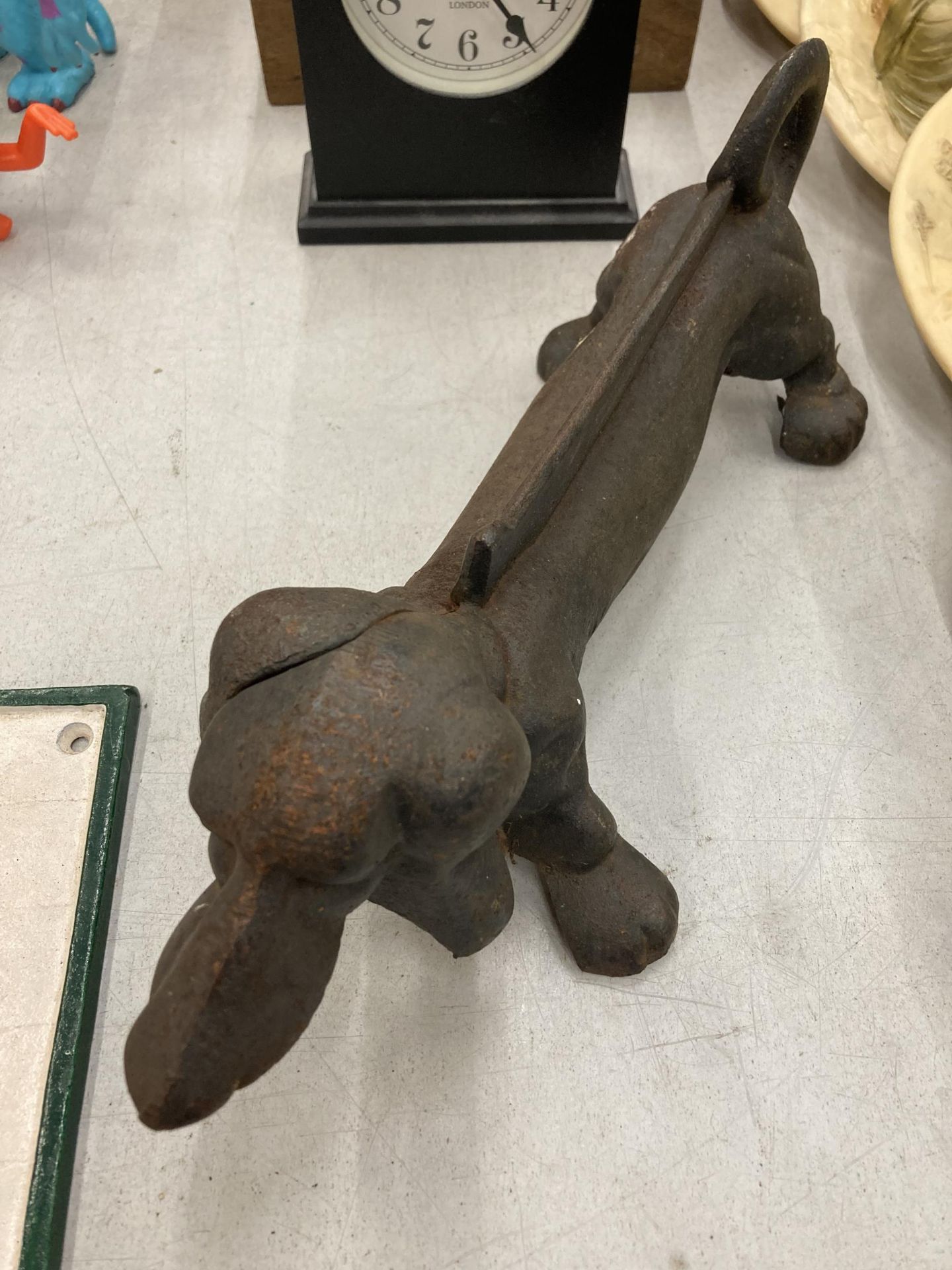 A HEAVY VINTAGE CAST BOOT SCRAPER/DOORSTOP IN THE SHAPE OF A DASCHUND DOG, LENGTH 35CM