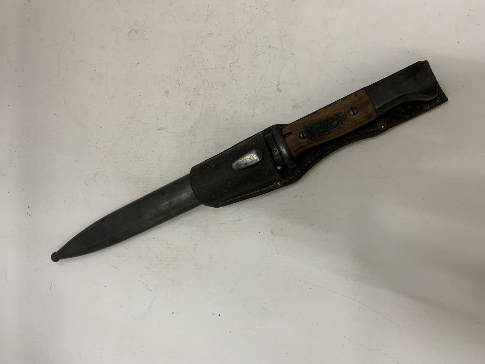 A VINTAGE BAYONET/KNIFE WITH WOODEN HANDLE