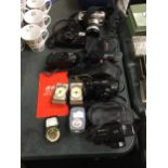 A QUANTITY OF CAMERAS AND ACCESSORIES TO INCLUDE A KONICA SUPER ZOOM, OLYMPUS INFINITY ZOOM 230,