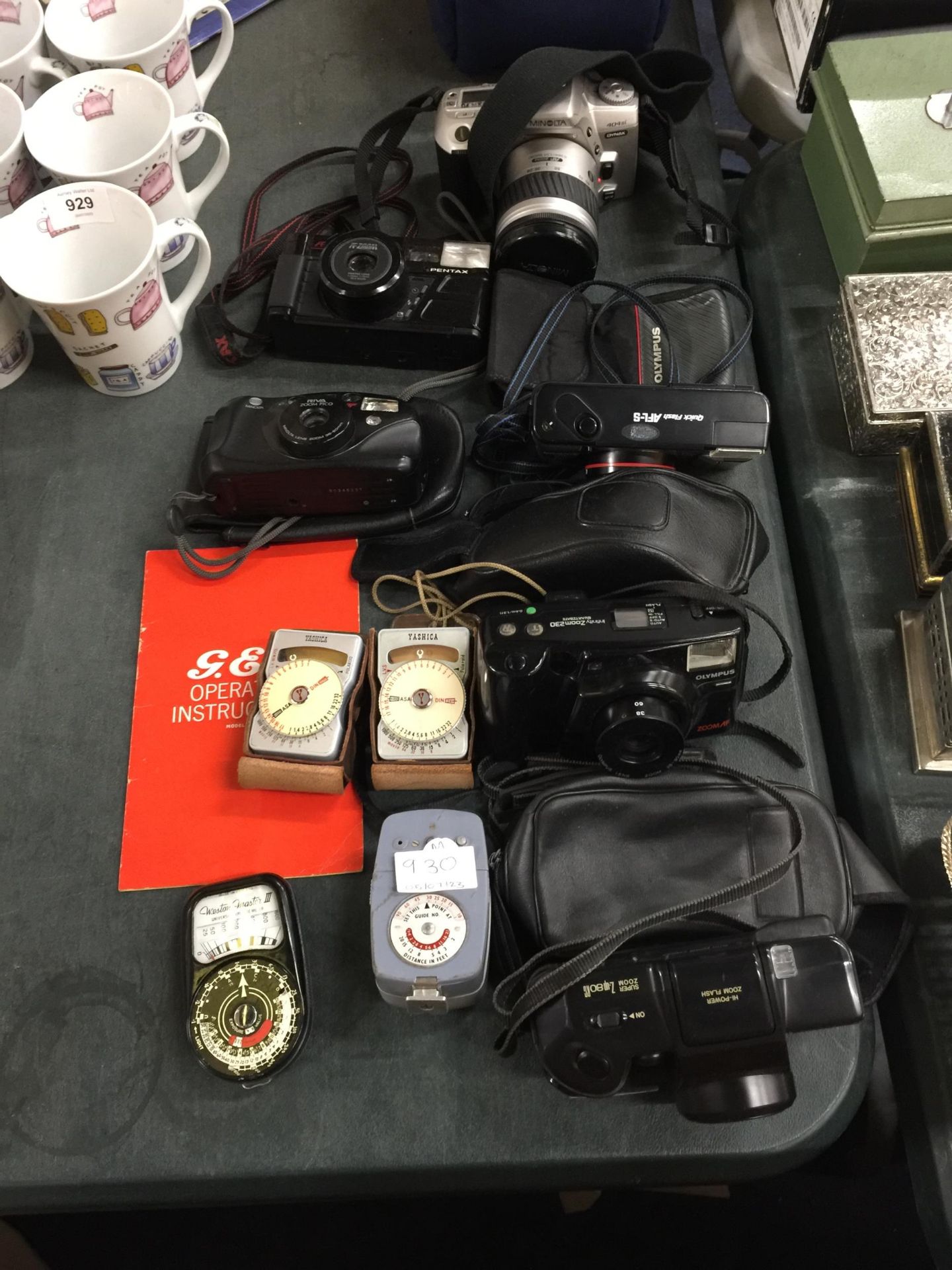 A QUANTITY OF CAMERAS AND ACCESSORIES TO INCLUDE A KONICA SUPER ZOOM, OLYMPUS INFINITY ZOOM 230,