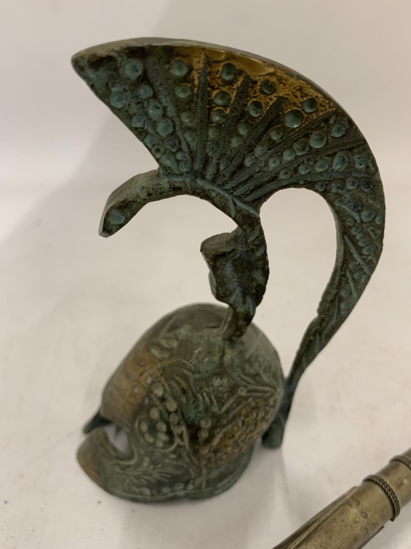 A VINTAGE TOBACCO SMOKING PIPE WITH CERAMIC CAT HEAD PLUS A BRONZE STYLE ROMAN HELMET BELL - Image 2 of 4