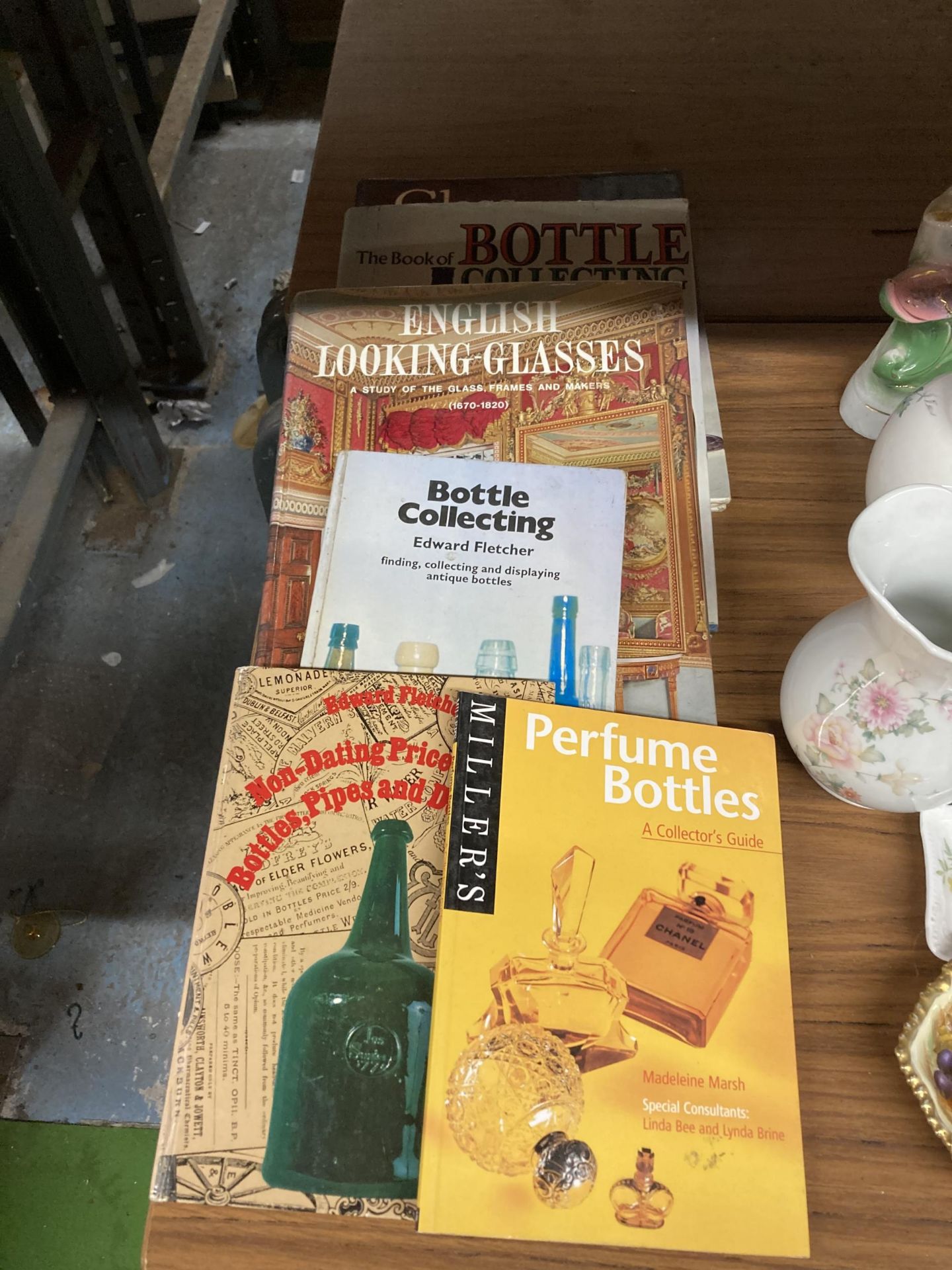 A GROUP OF GLASS AND BOTTLE COLLECTING REFERENCE BOOKS
