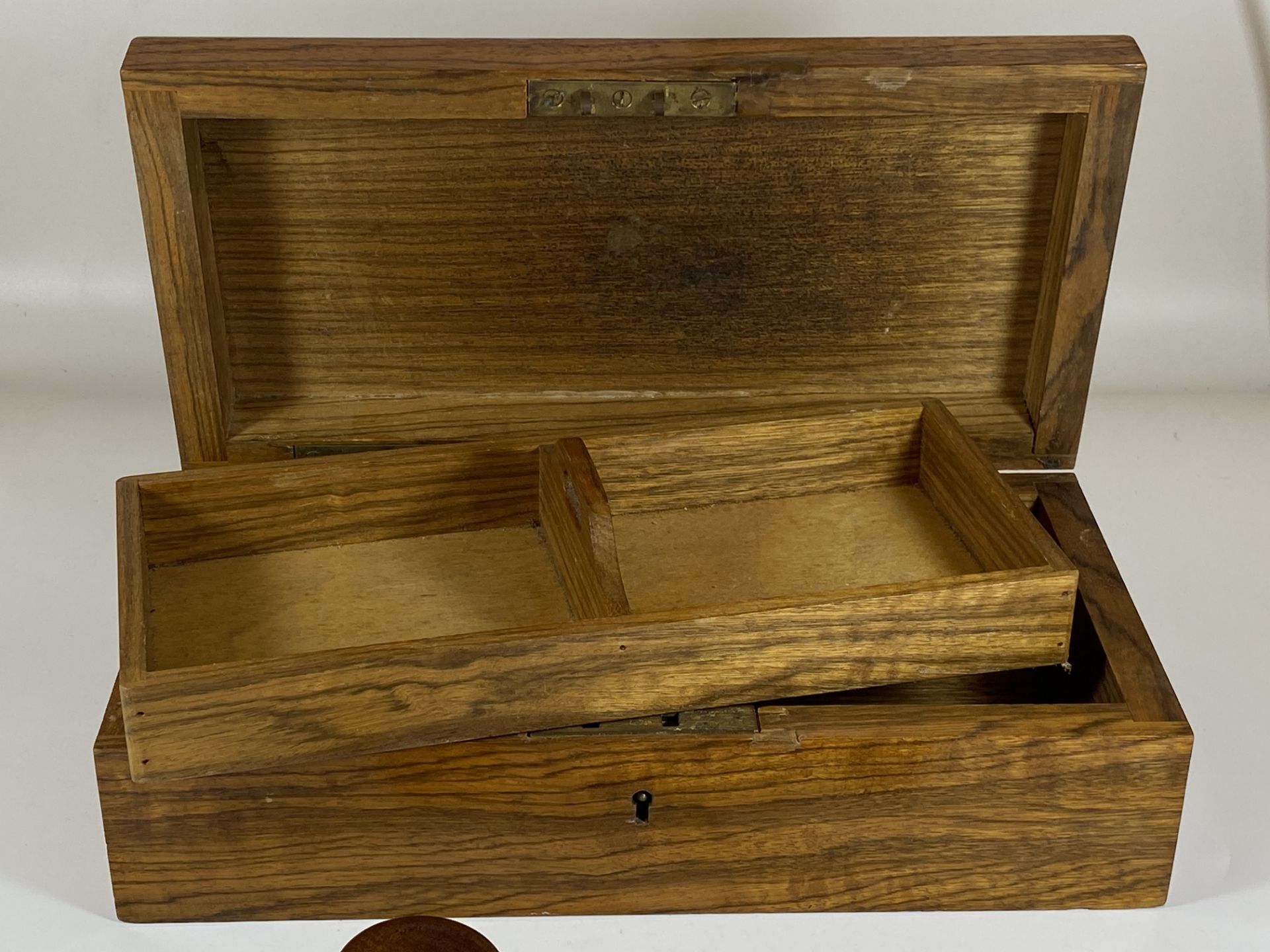 TWO ITEMS - A VINTAGE OAK BOX WITH INNER PULL OUT CUTLERY DRAWER AND A HARDWOOD AUCTIONEER'S GAVEL - Image 2 of 3