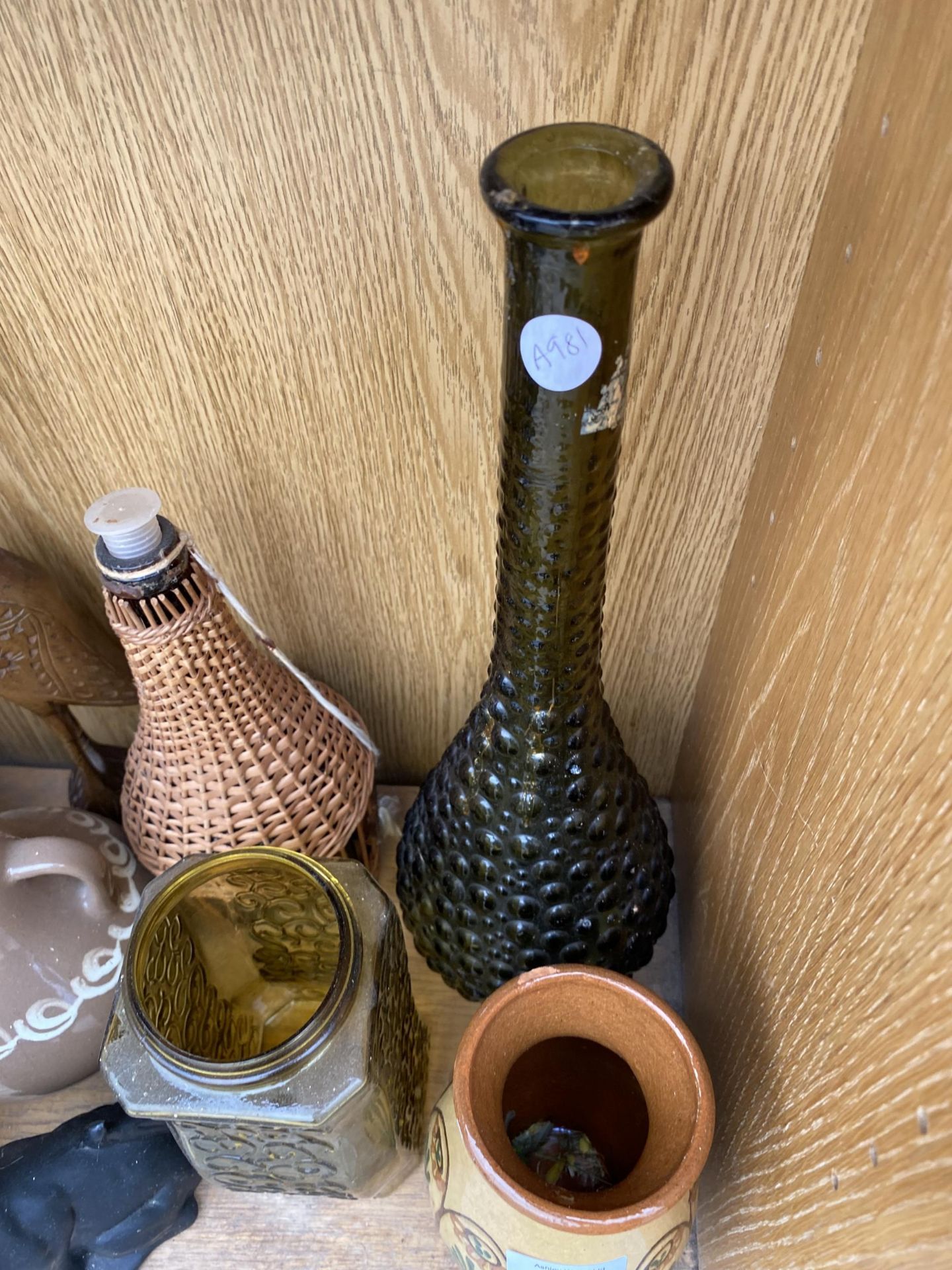 AN ASSORTMENT OF GLASS AND CERAMIC ITEMS TO INCLUDE BOTTLES AND VASES ETC - Image 3 of 3