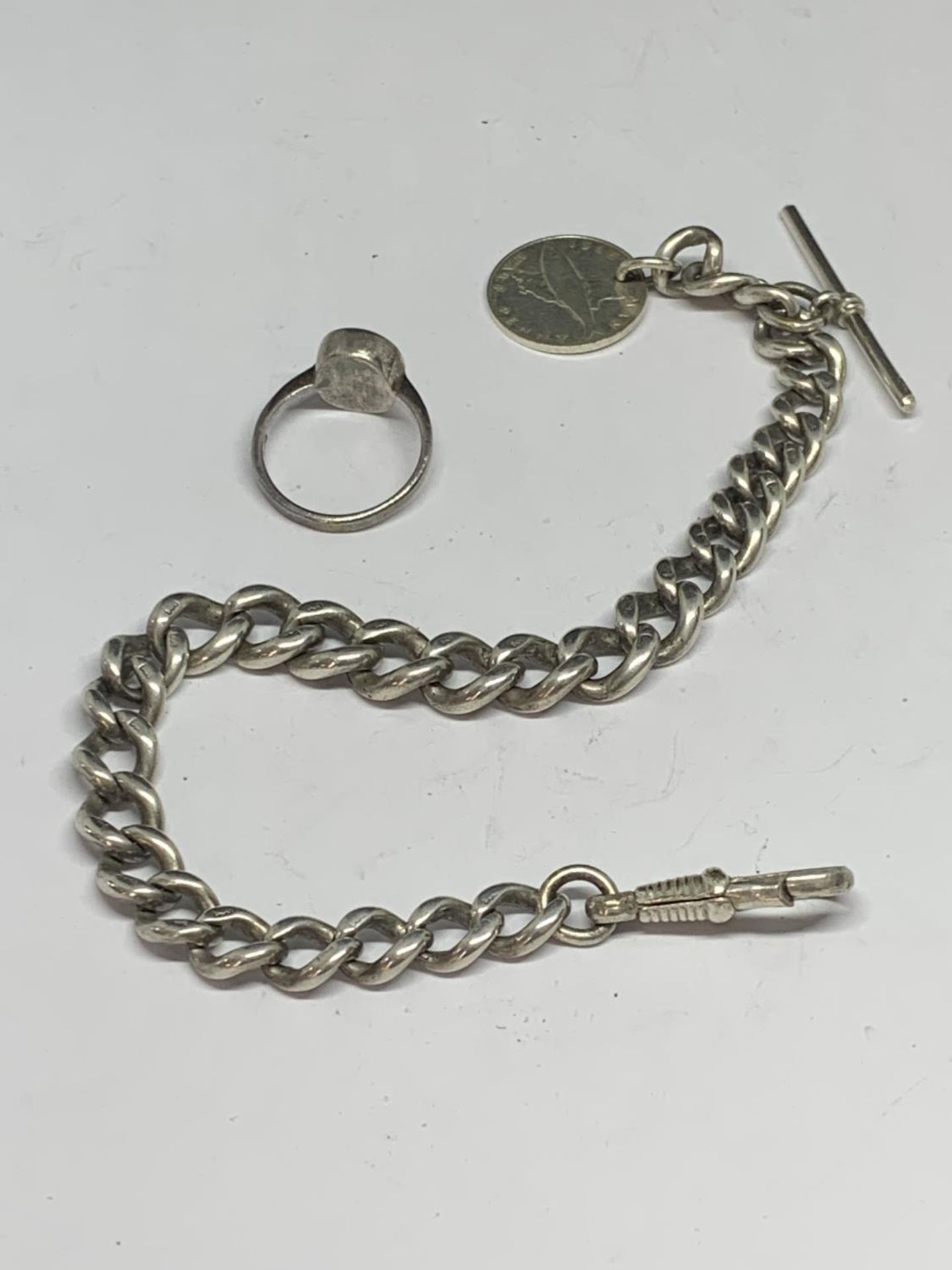 A HEAVY SILVER HALF ALBERT WATCH CHAIN WITH A 1976 ISLE OF MAN HALF PENNY AND A SILVER RING WITH - Image 5 of 5