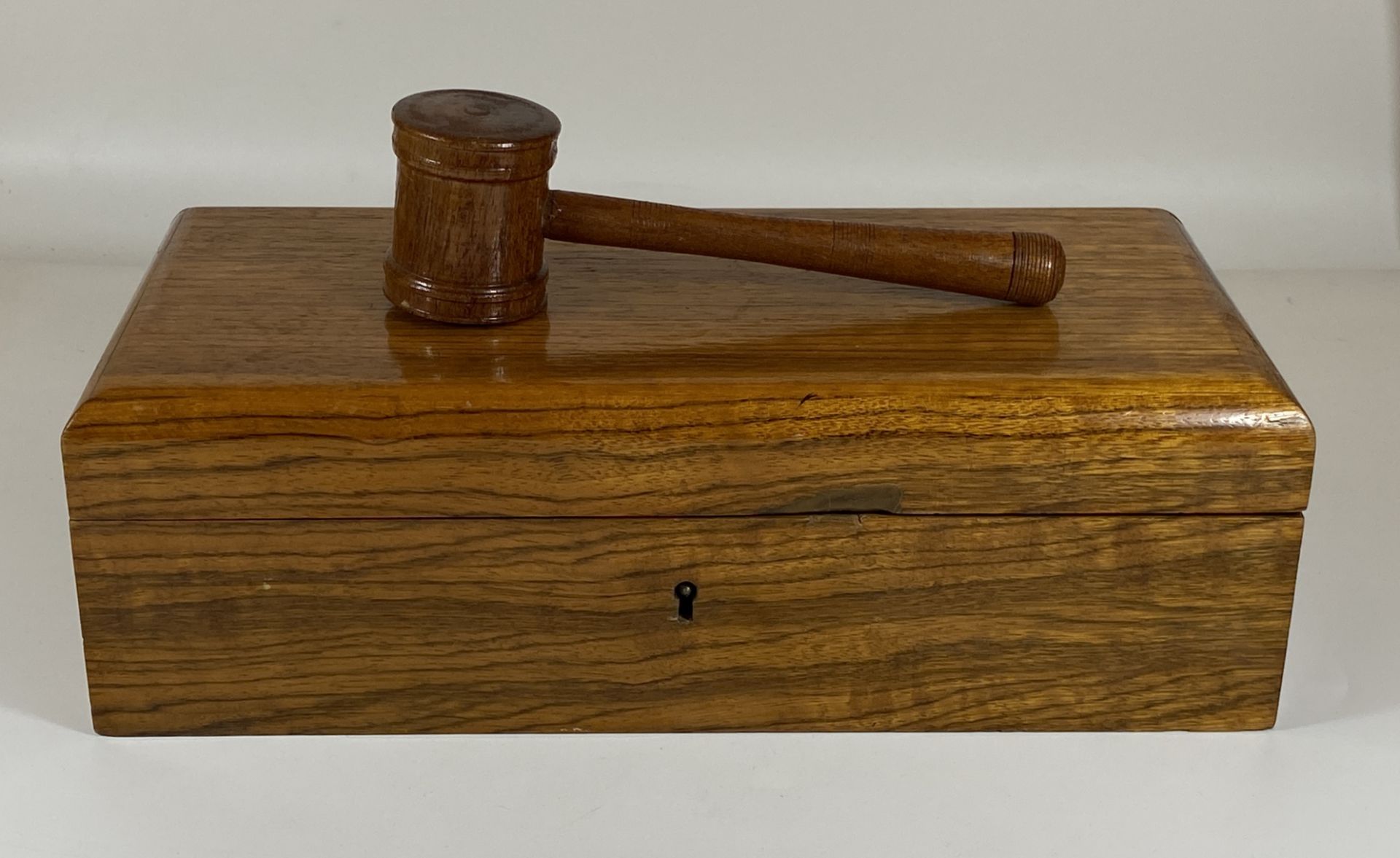 TWO ITEMS - A VINTAGE OAK BOX WITH INNER PULL OUT CUTLERY DRAWER AND A HARDWOOD AUCTIONEER'S GAVEL