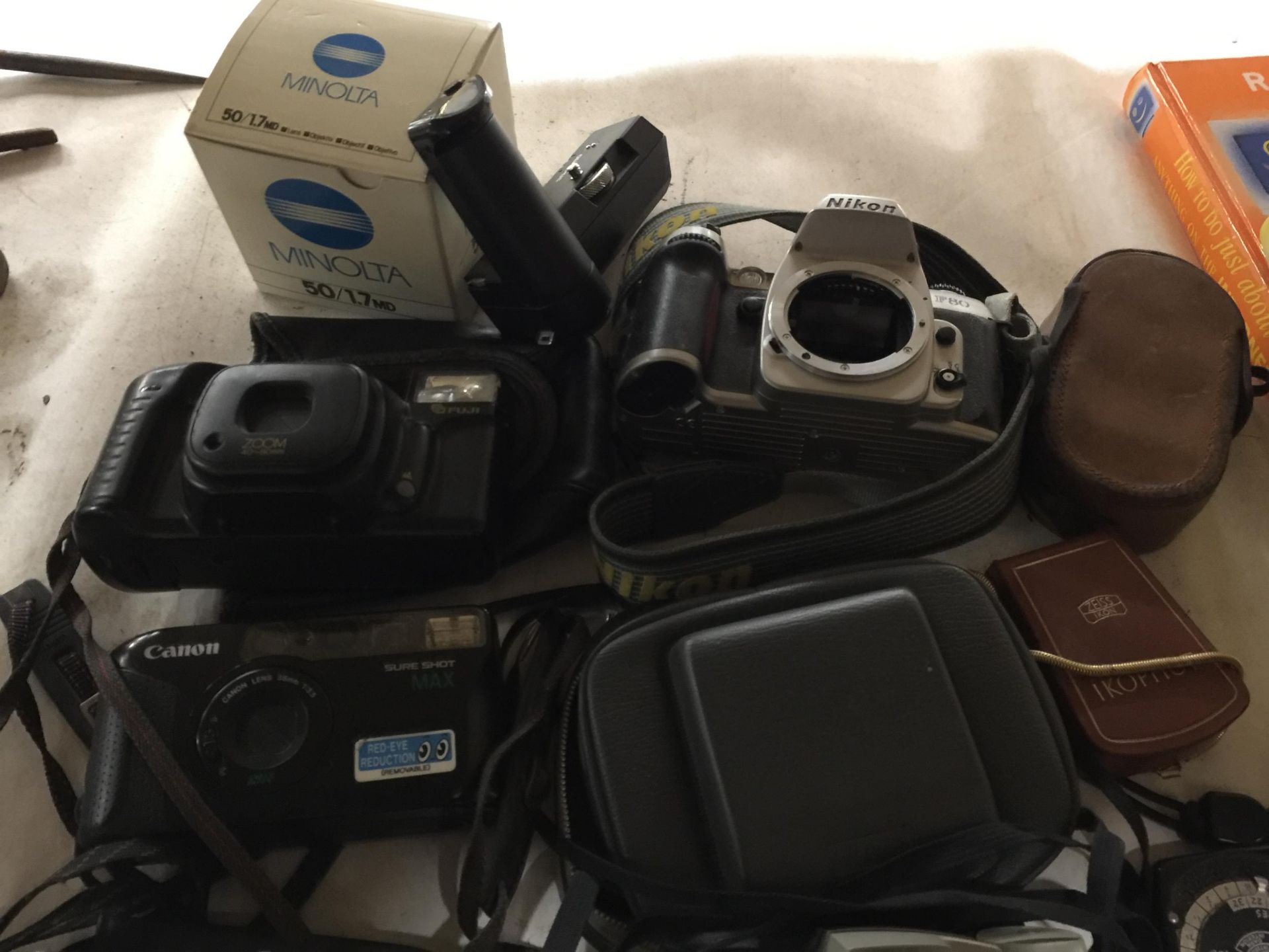 A QUANTITY OF CAMERAS TO INCLUDE AN OLYMPUS OM 10, KODAK BROWNIE 44A, NIKON F80, FUJI DL-800 ZOOM, - Bild 3 aus 3