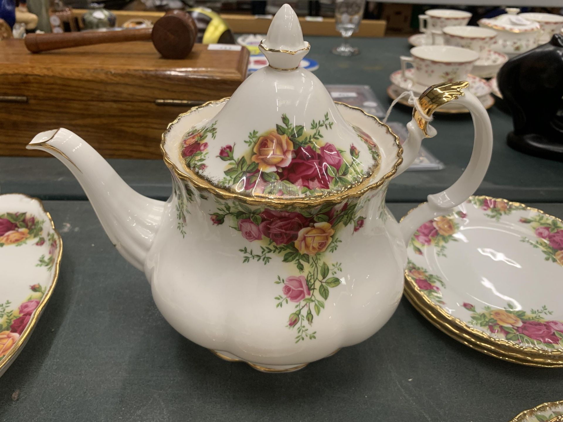 A ROYAL ALBERT 'OLD COUNTRY ROSES' TEASET TO INCLUDE A TEAPOT, CREAM JUG, SUGAR BOWL,SANDWICH AND - Image 5 of 6