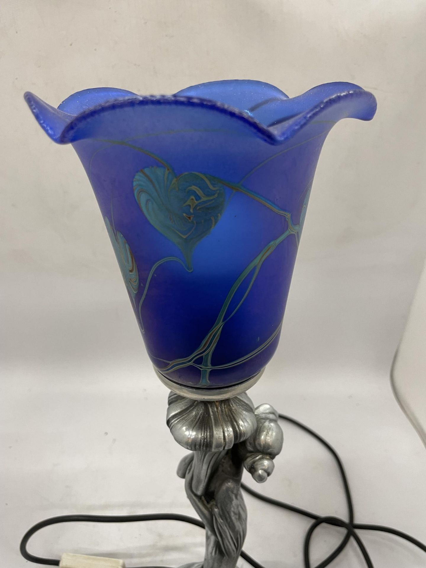 AN ART NOUVEAU DESIGN SILVER EFFECT FIGURAL TABLE LAMP WITH BLUE GLASS SHADE - Image 5 of 6