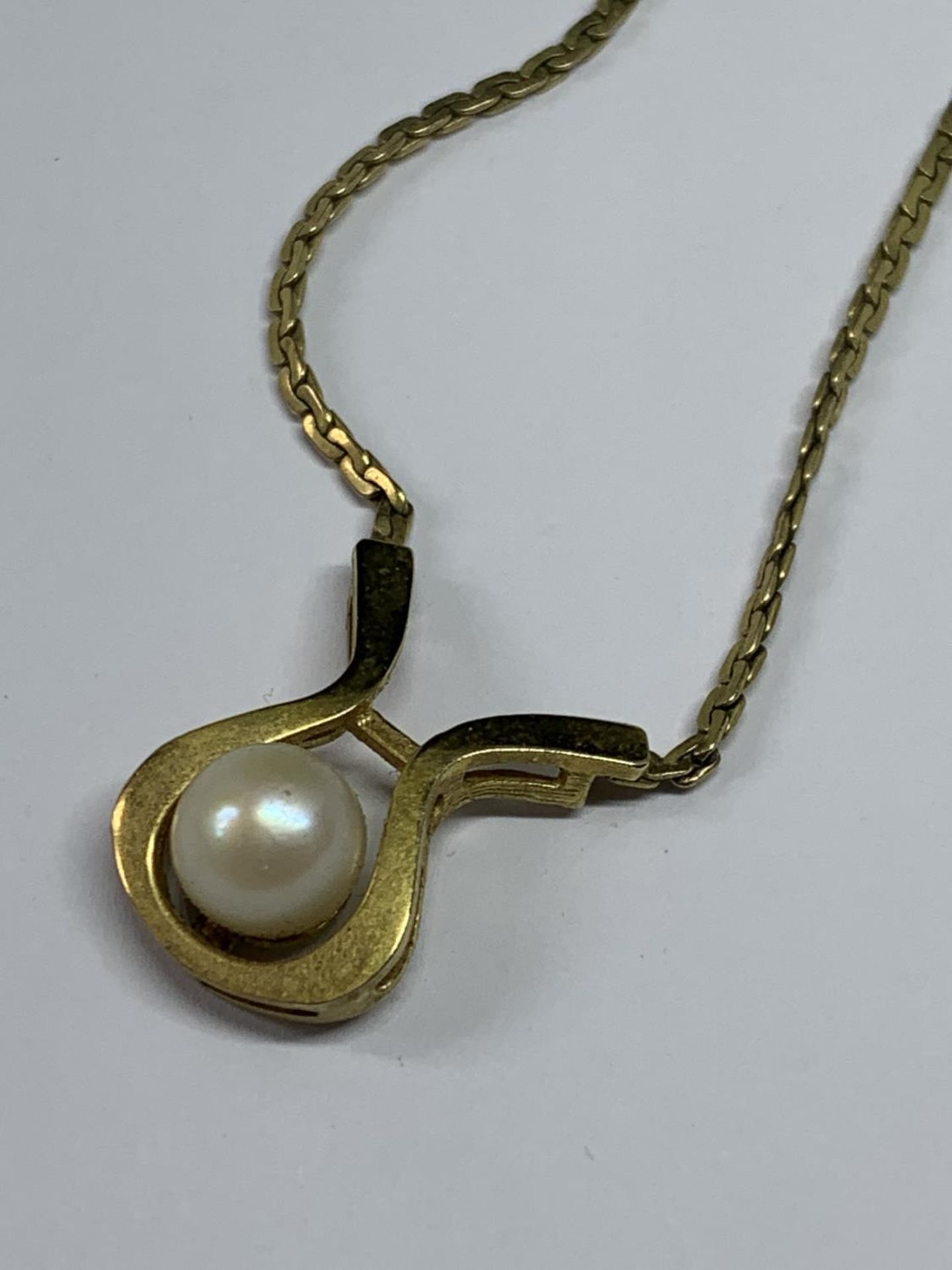 A MARKED 9 CARAT GOLD NECKLACE WITH PEARL PENDANT GROSS WEIGHT 5.7 GRAMS - Image 2 of 3