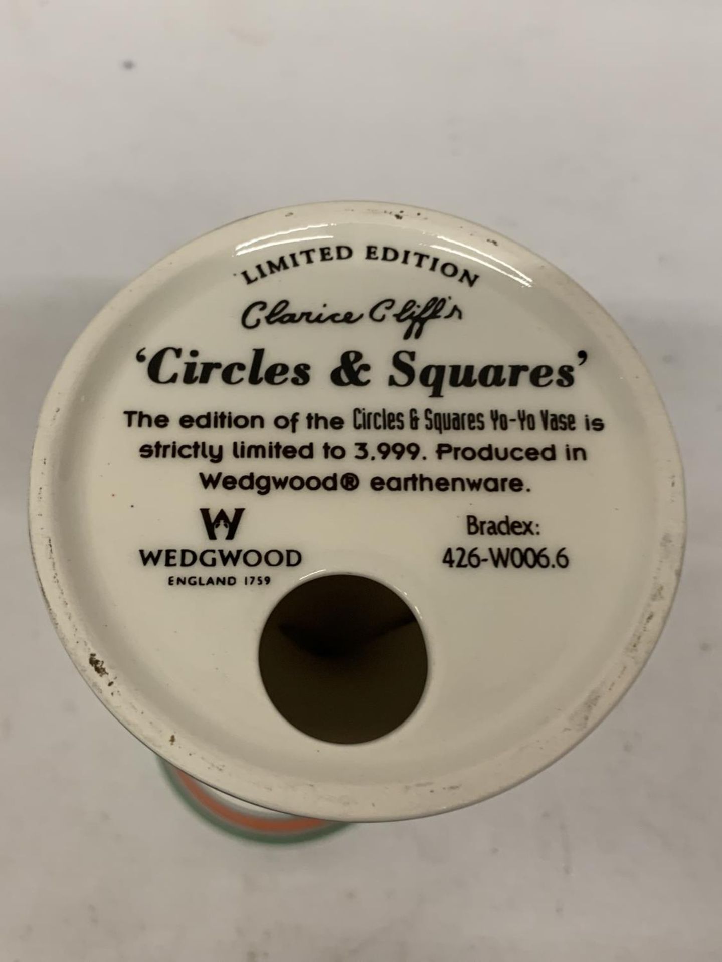 A WEDGEWOOD CLARICE CLIFF YO-YO VASE CIRCLES AND SQUARES - Bild 3 aus 3