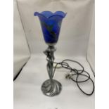 AN ART NOUVEAU DESIGN SILVER EFFECT FIGURAL TABLE LAMP WITH BLUE GLASS SHADE