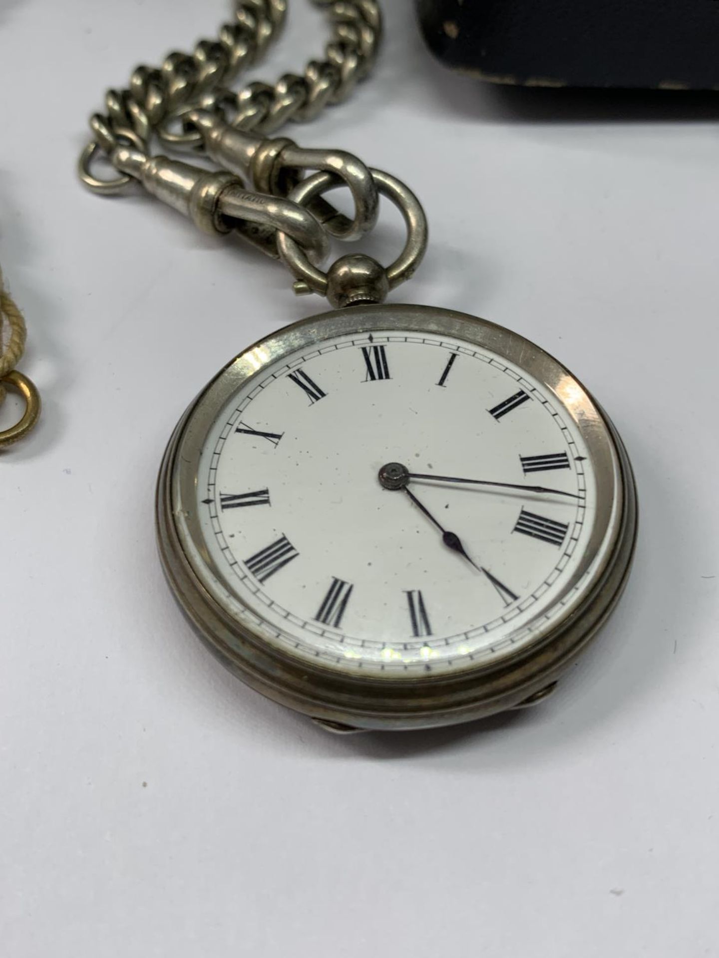 A SILVER POCKET WATCH WITH ALBERT CHAIN AND KEY IN A PRESENTATION BOX - Image 2 of 6