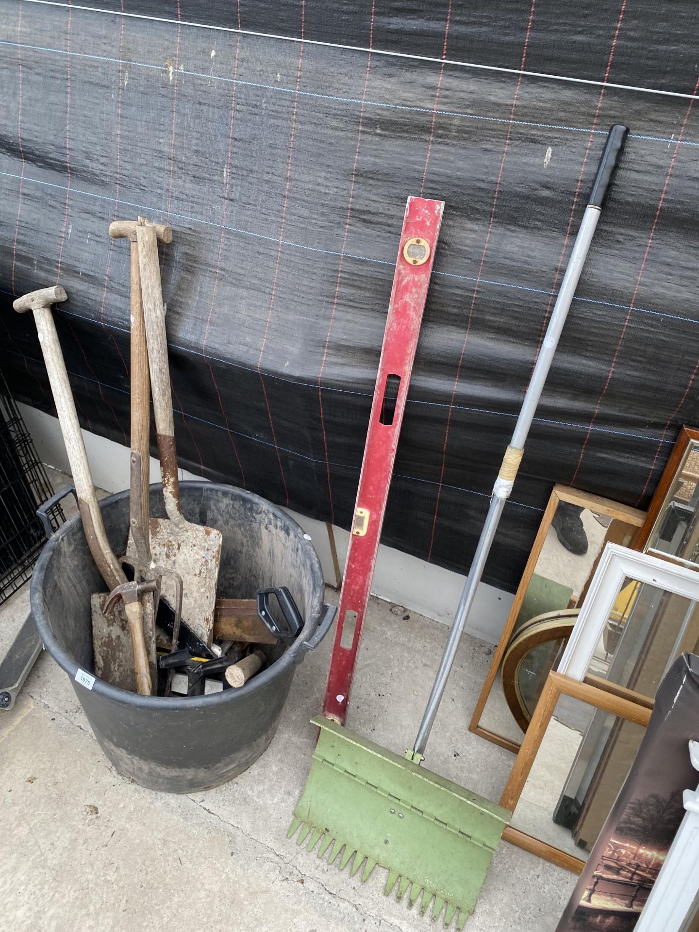 AN ASSORTMENT OF TOOLS TO INCLUDE A FORK, A SHOVEL AND SAWS ETC