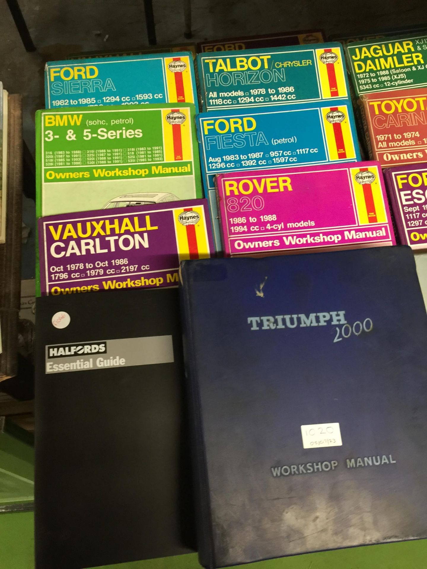 A LARGE QUANTITY OF HAYNES OWNERS WORKSHOP MANUALS TO INCLUDE JAGUAR DAIMLER, ROVER, BMW, TRIUMPH - Image 2 of 3