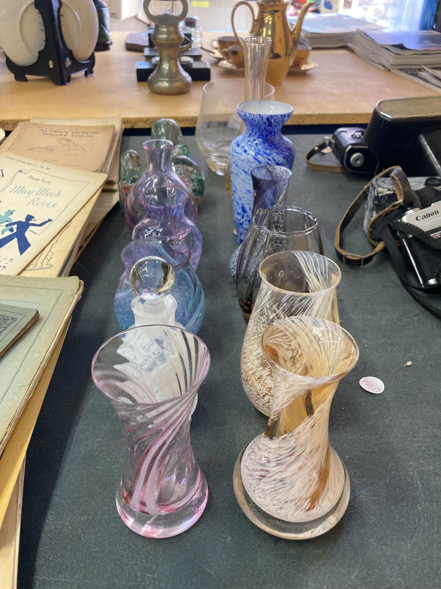 A GROUP OF ART GLASSWARE, PAPERWEIGHTS ETC