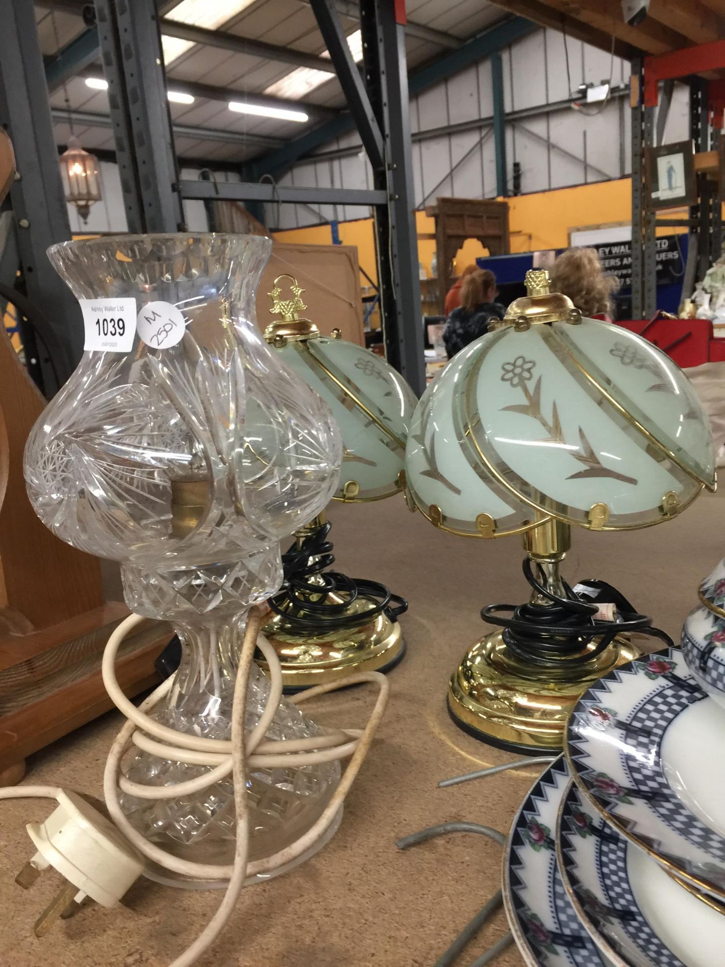 A VINTAGE CUT GLASS TABLE LAMP PLUS A PAIR OF BRASS LAMPS WITH GLASS SHADES - Image 2 of 2