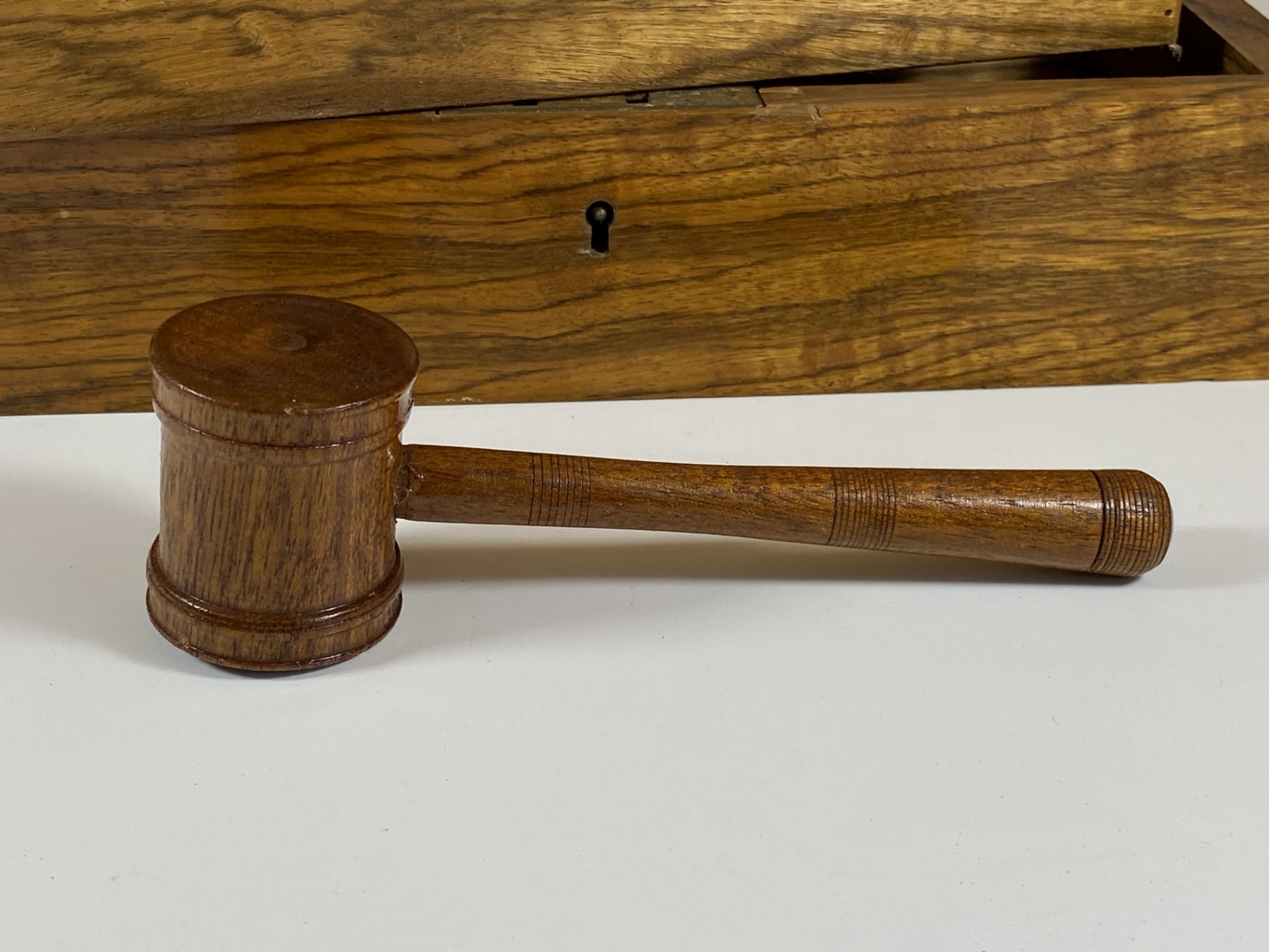 TWO ITEMS - A VINTAGE OAK BOX WITH INNER PULL OUT CUTLERY DRAWER AND A HARDWOOD AUCTIONEER'S GAVEL - Image 3 of 3