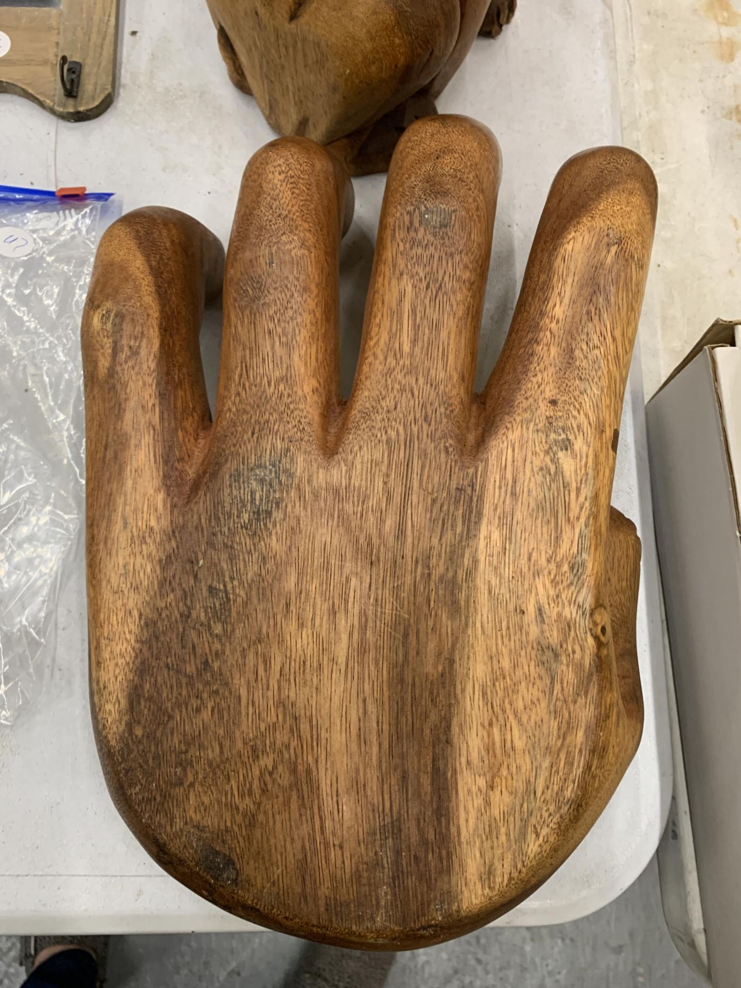 A LARGE CARVED WOODEN HAND, LENGTH 36CM, WIDTH 22CM AND BULLDOG HEIGHT 25CM - Image 5 of 5