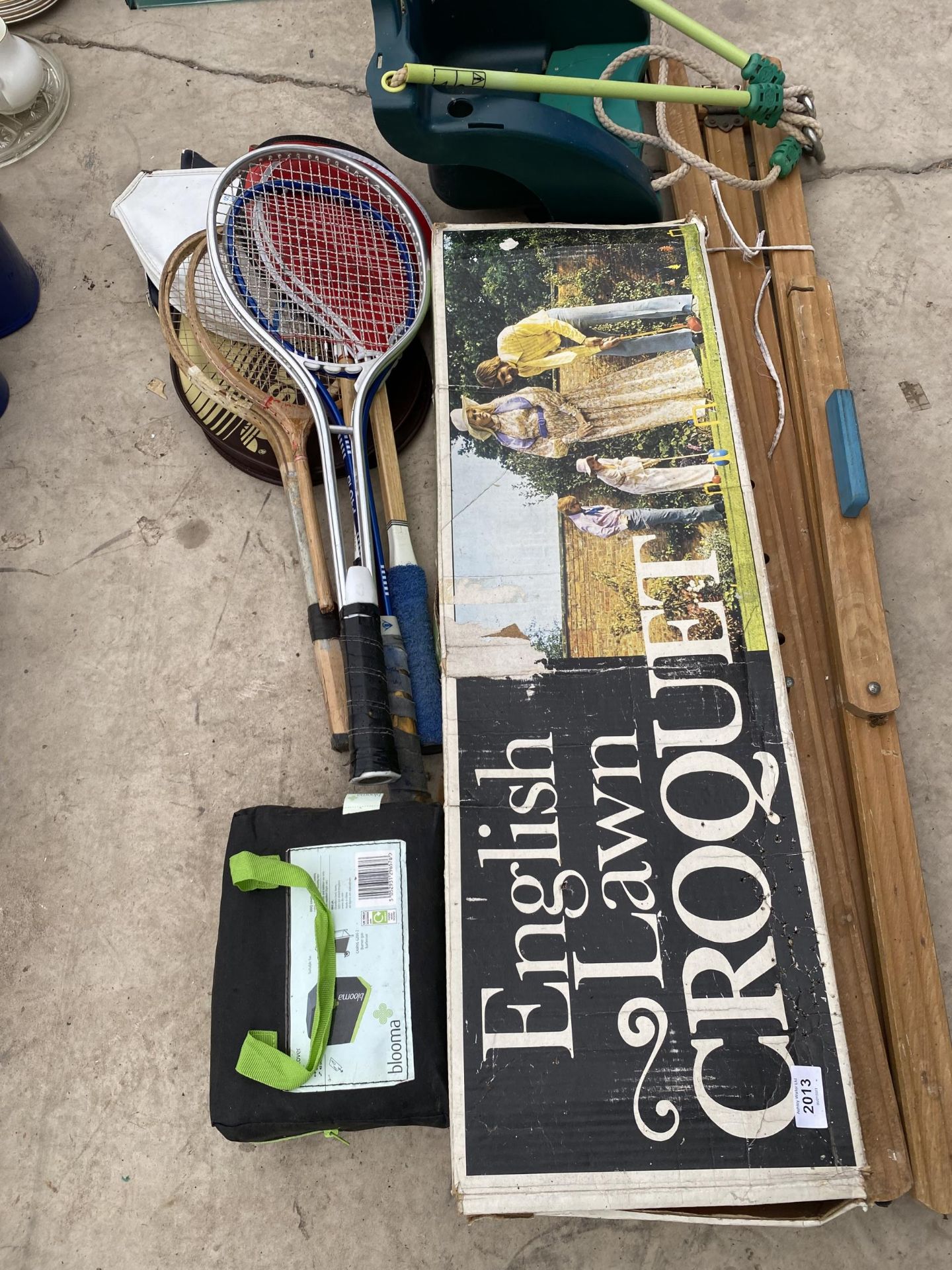 AN ASSORTMENT OF SPORTS EQUIPMENT TO INCLUDE TENNIS RACKETS ETC - Image 2 of 3