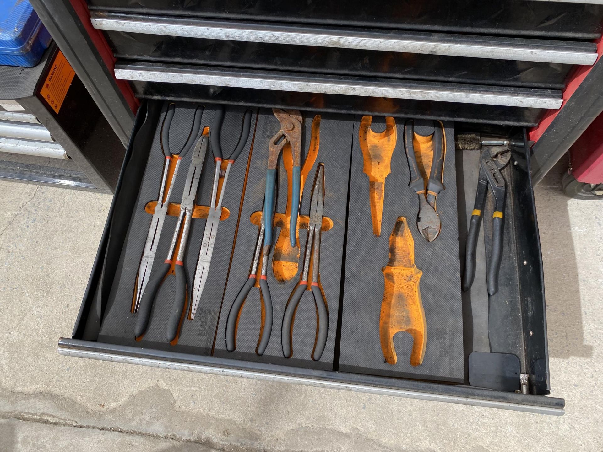 A SEVEN DRAWER MECHANICS TOOL CHEST CONTAINING A LARGE ASSORTMENT OF TOOLS TO INCLUDE SOCKETS,