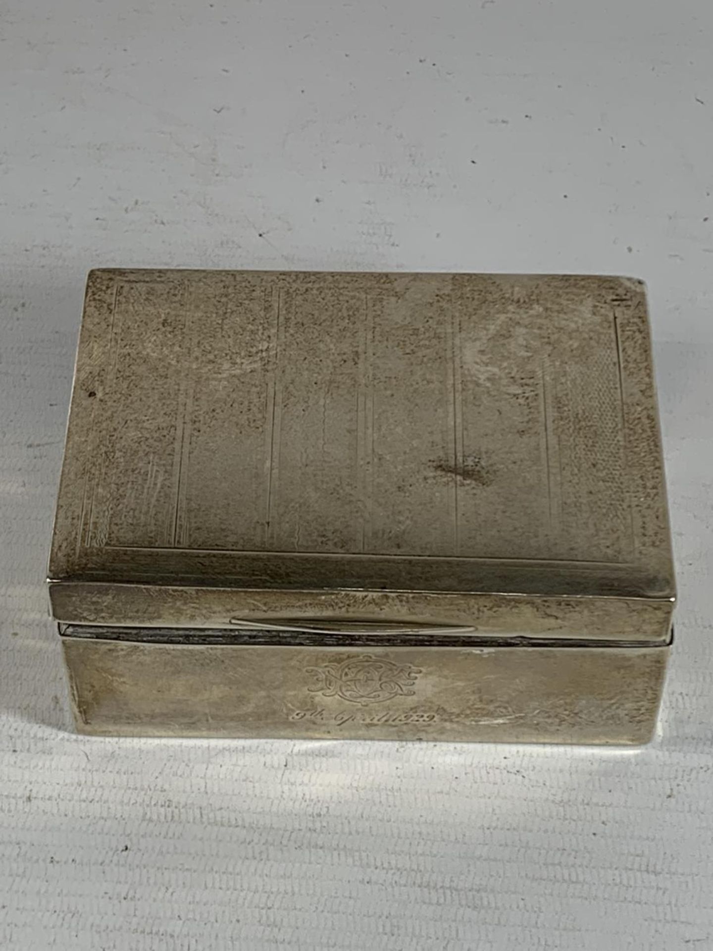 A HALLMARKED BIRMINGHAM SILVER BOX ENGRAVED 9TH APRIL 1929 GROSS WEIGHT 362 GRAMS