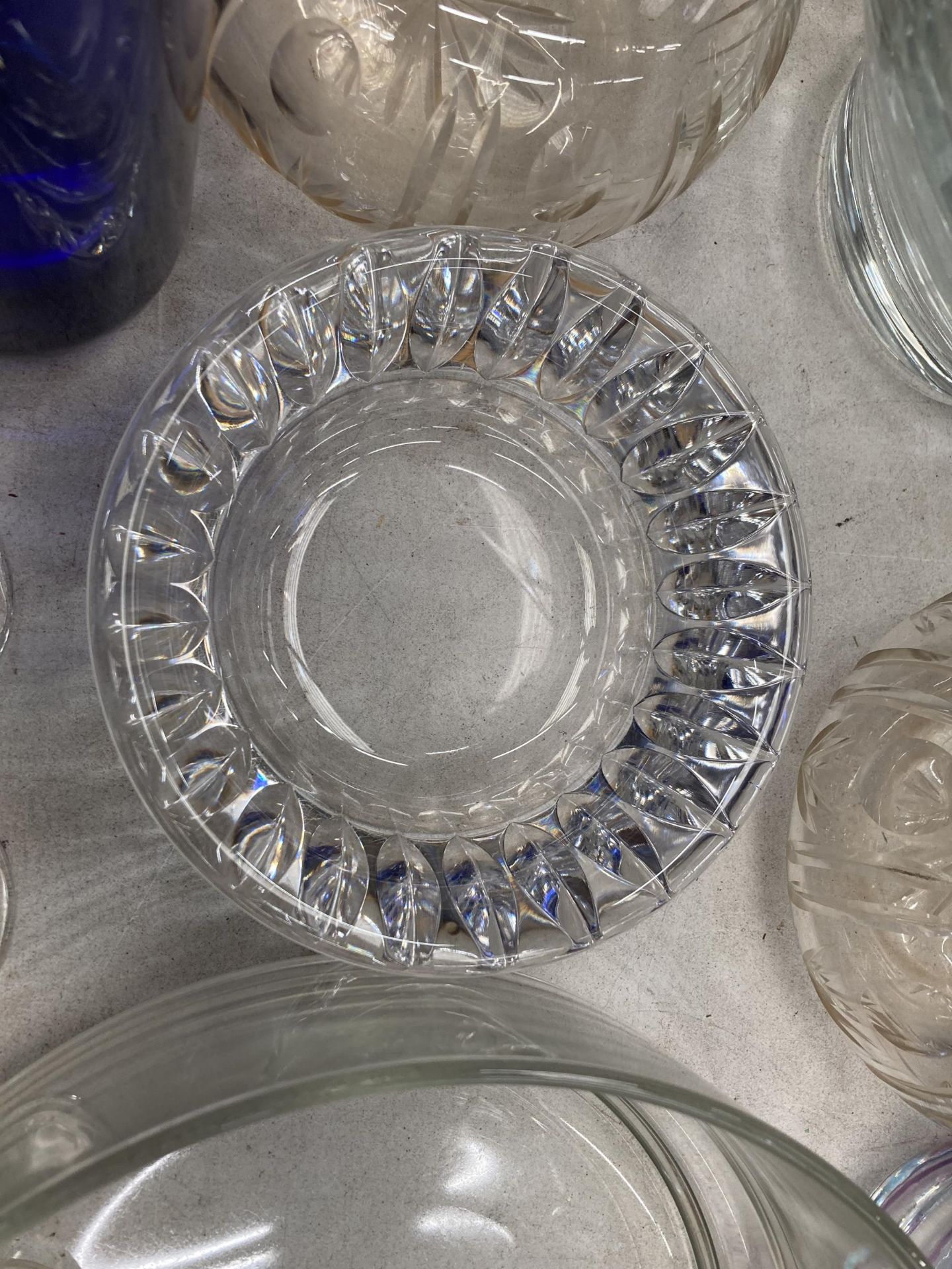 A LARGE QUANTITY OF GLASSWARE TO INCLUDE LARGE BOWLS, DECANTERS, VASES, WINE GLASSES, ETC - Image 4 of 5