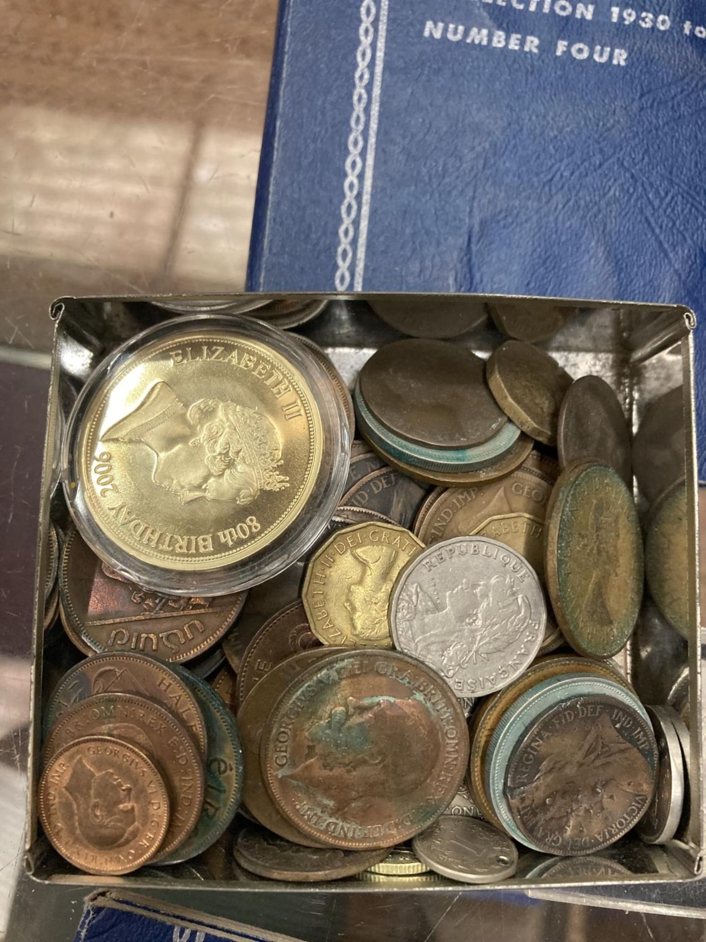 MIXED LOT OF COINS IN SMALL BOX , TO INCLUDE , 5 X 1953 CROWNS , PLUS A FURTHER 15 MORE MODERN . - Image 2 of 5