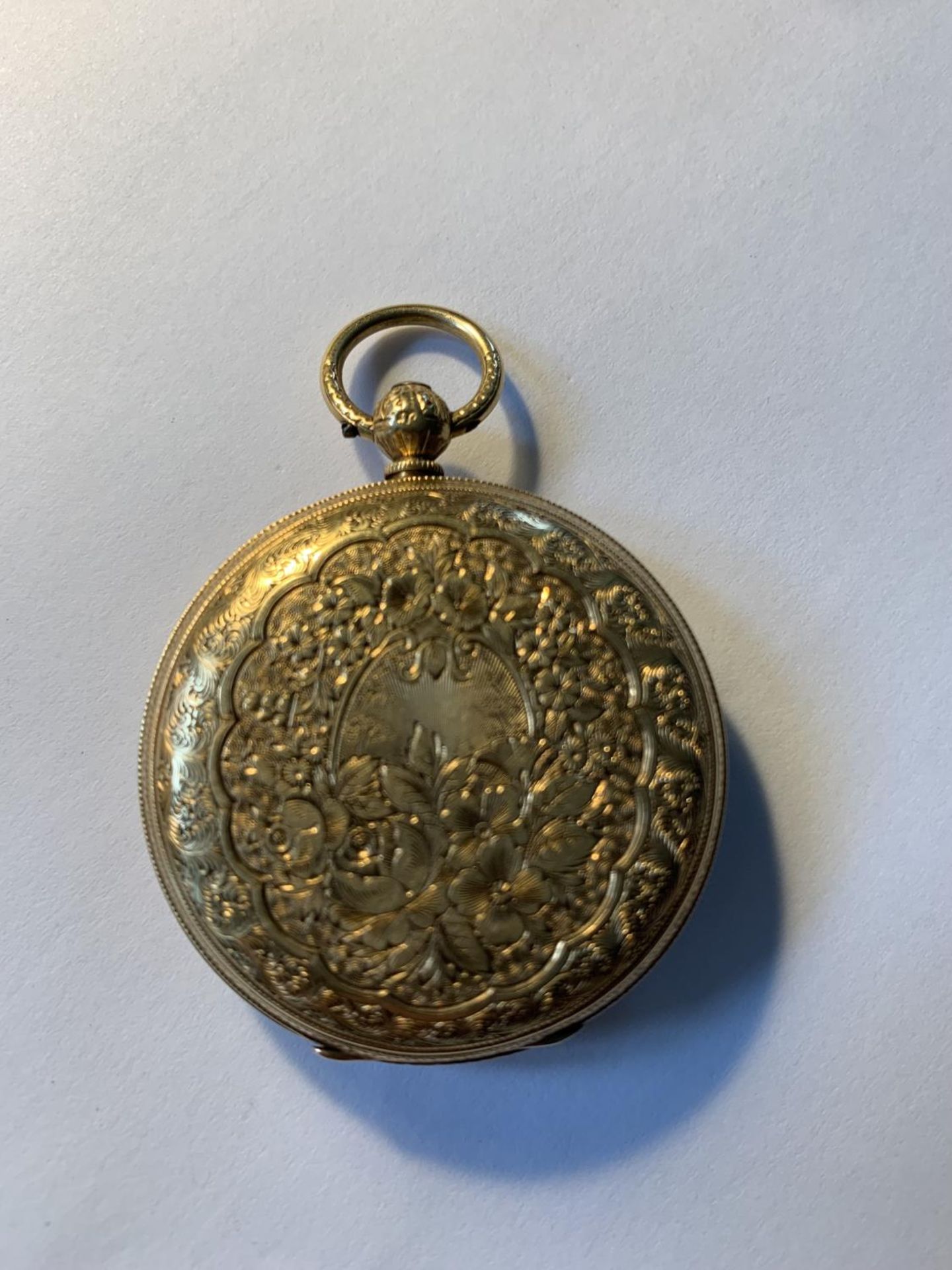 AN 18 CARAT GOLD MARKED CHESTER POCKET WATCH WITH DECORATIVE FACE AND ROMAN NUMERALS, KEY AND - Image 3 of 7