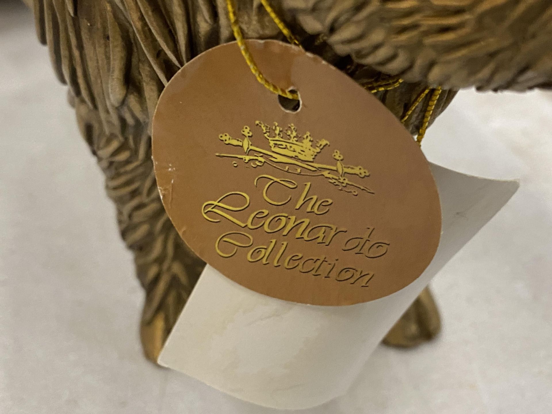 A GOLD COLOURED MODEL OF A HIGHLAND COW BY LEONARDO REFLECTIONS PLUS A BOXED ATLAS EDITIONS - Image 5 of 5