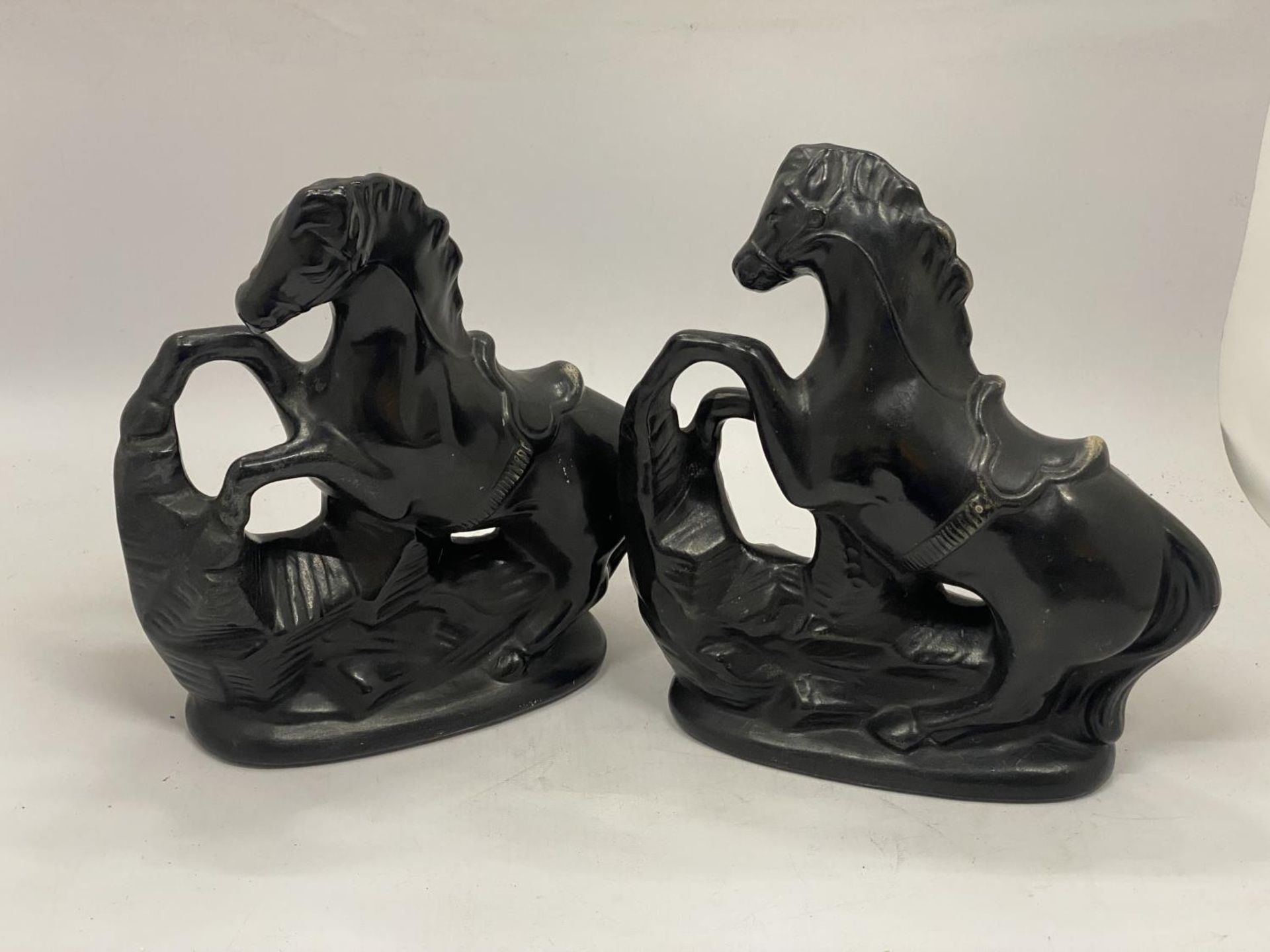 A PAIR OF BLACK STONE HORSES HEIGHT 23CM