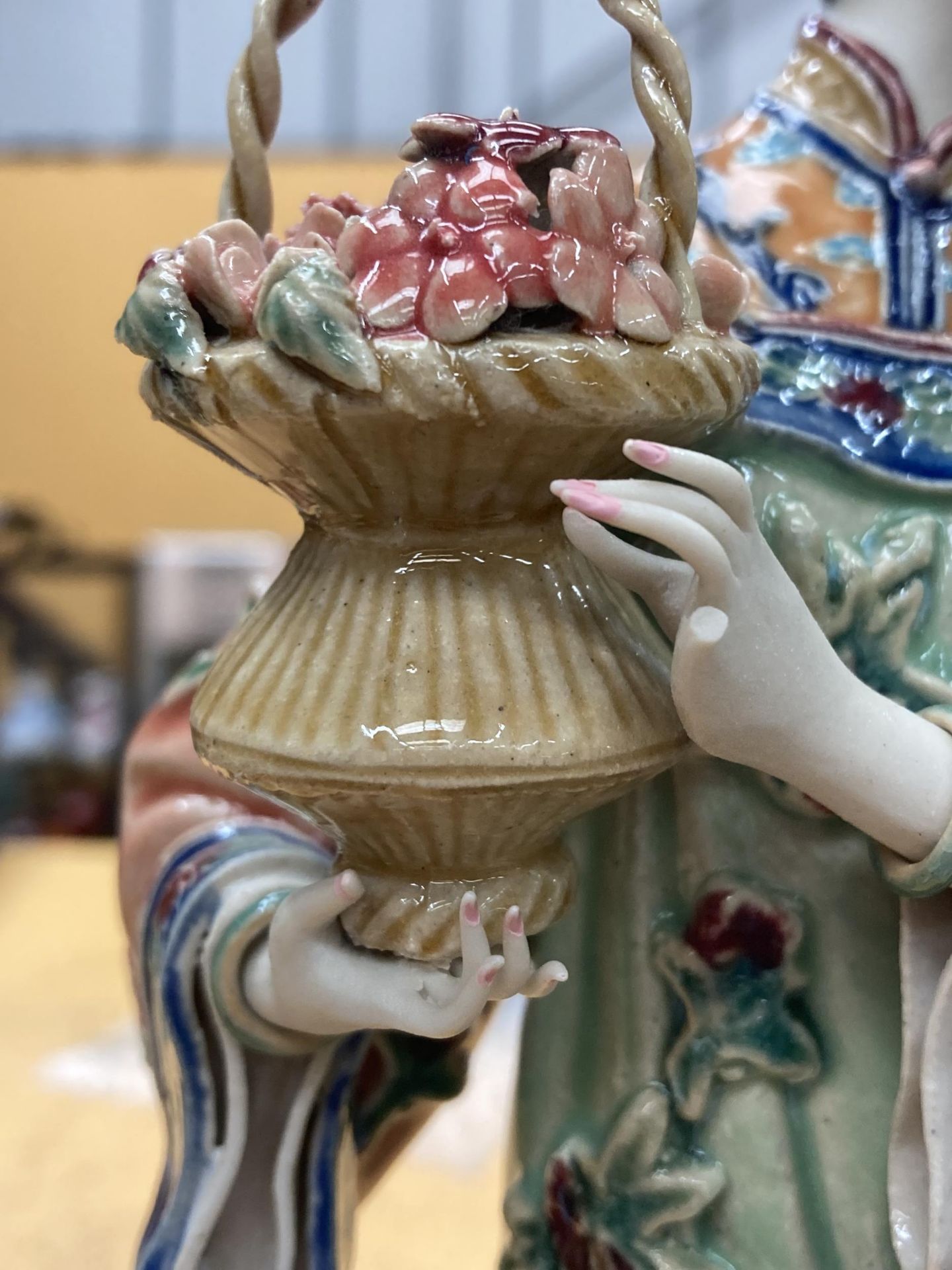 A PAIR OF ORIENTAL STONEWARE GEISHA LADY FIGURES - Image 4 of 4