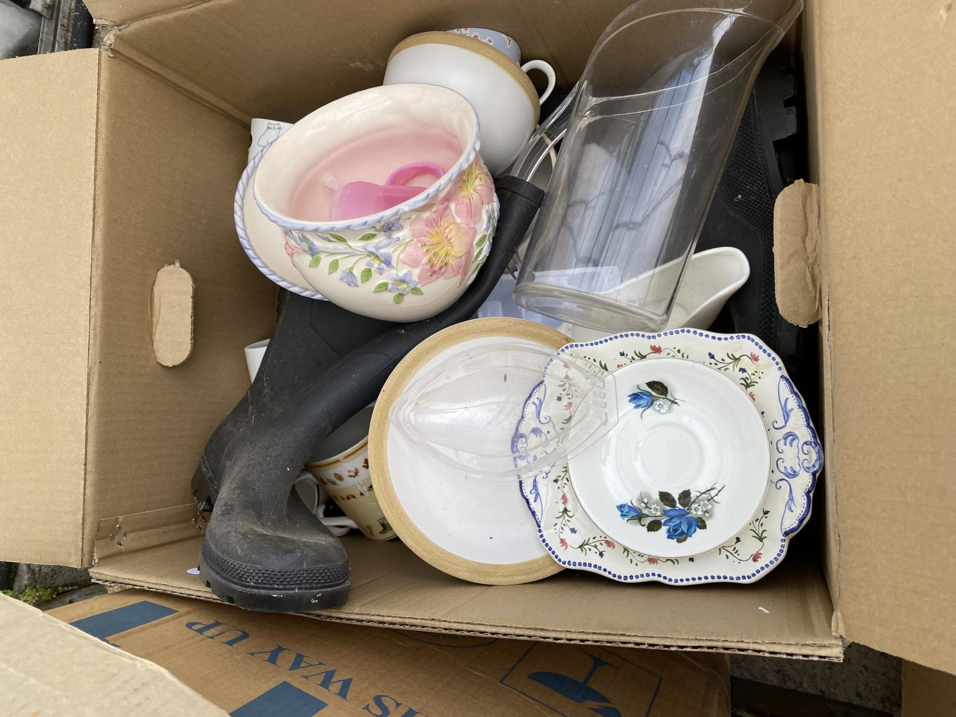 AN ASSORTMENT OF HOUSEHOLD CLEARANCE ITEMS TO INCLUDE CERAMICS AND GLASS WARE ETC - Image 6 of 7