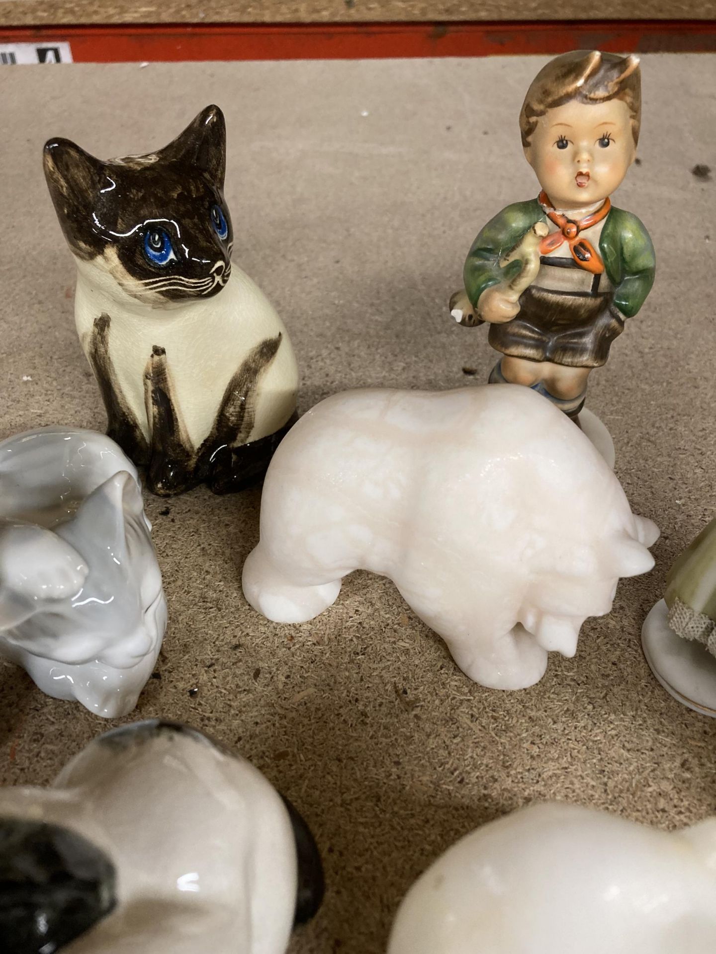 A COLLECTION OF VINTAGE ANIMAL FIGURES - Image 2 of 5