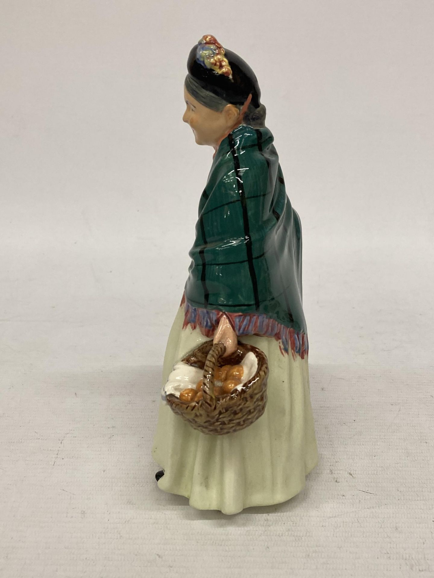 A ROYAL DOULTON FIGURINE HN 1953 "THE ORANGE LADY" - Image 4 of 5