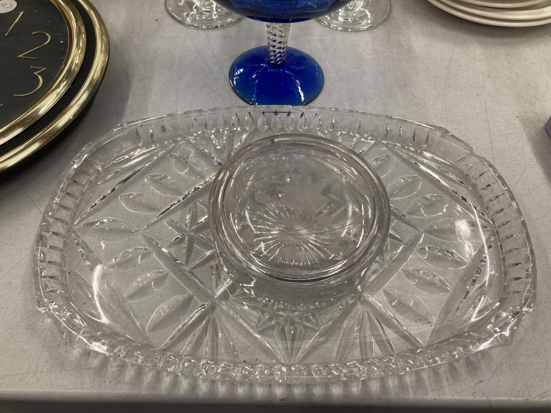 A QUANTITY OF GLASSWARE TO INCLUDE A LARGE HEAVY CENTREPIECE BOWL, LARGE WINE GLASSES, ETC - Image 4 of 4