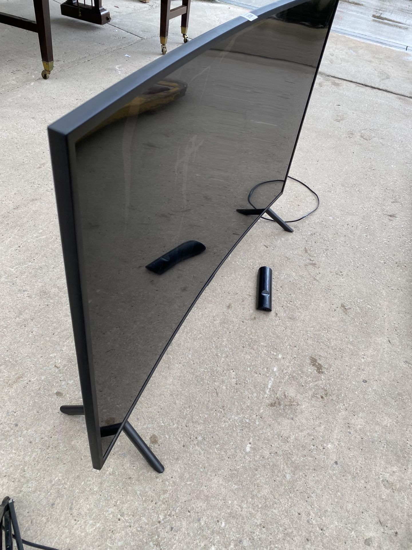 A SAMSUNG 49" CURVED SMART TELEVISION WITH REMOTE CONTROL (A/F) - Image 2 of 4