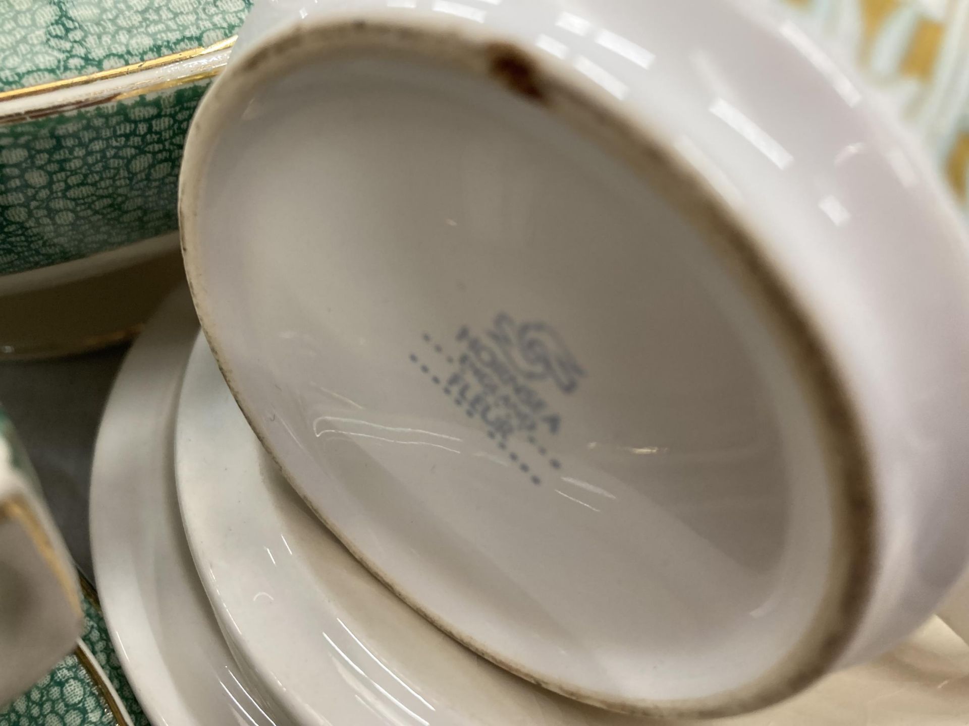 A QUANTITY OF J & G MEAKIN 'FLORIDA' DINNERWARE TO INCLUDE SERVING TUREENS AND PLATES, HORNSEA - Image 4 of 4