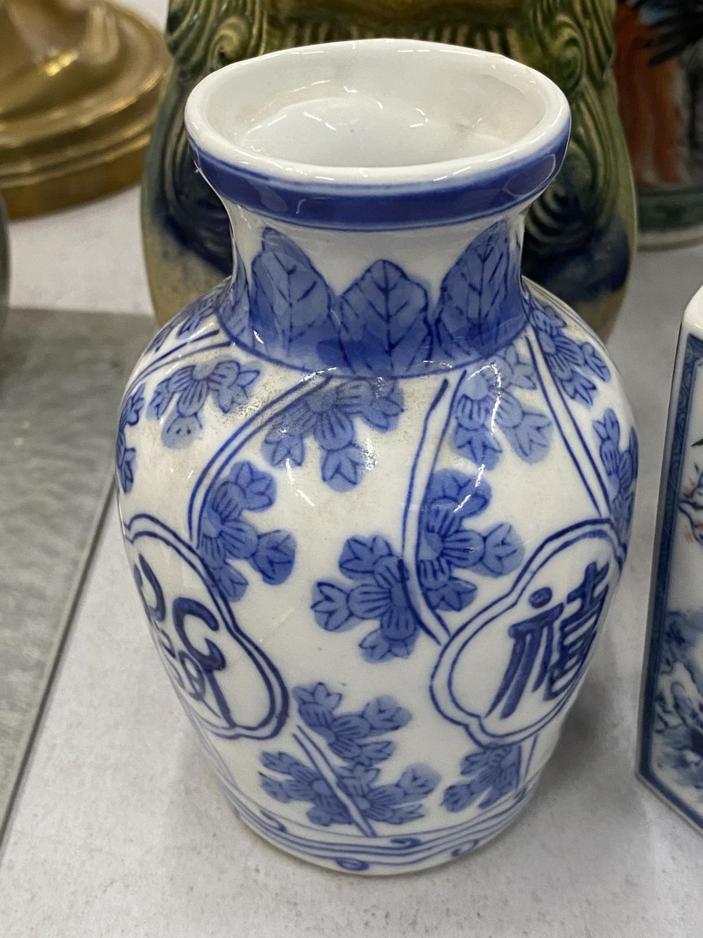 A COLLECTION OF ORIENTAL CERAMICS TO INCLUDE A PAIR OF FOO DOGS, A PAIR OF SMALL VASES, A - Image 2 of 6