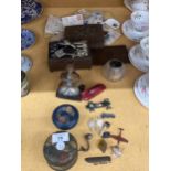 A MIXED GROUP OF ITEMS TO INCLUDE SAMURAI FIGURE, DOMINOES ETC