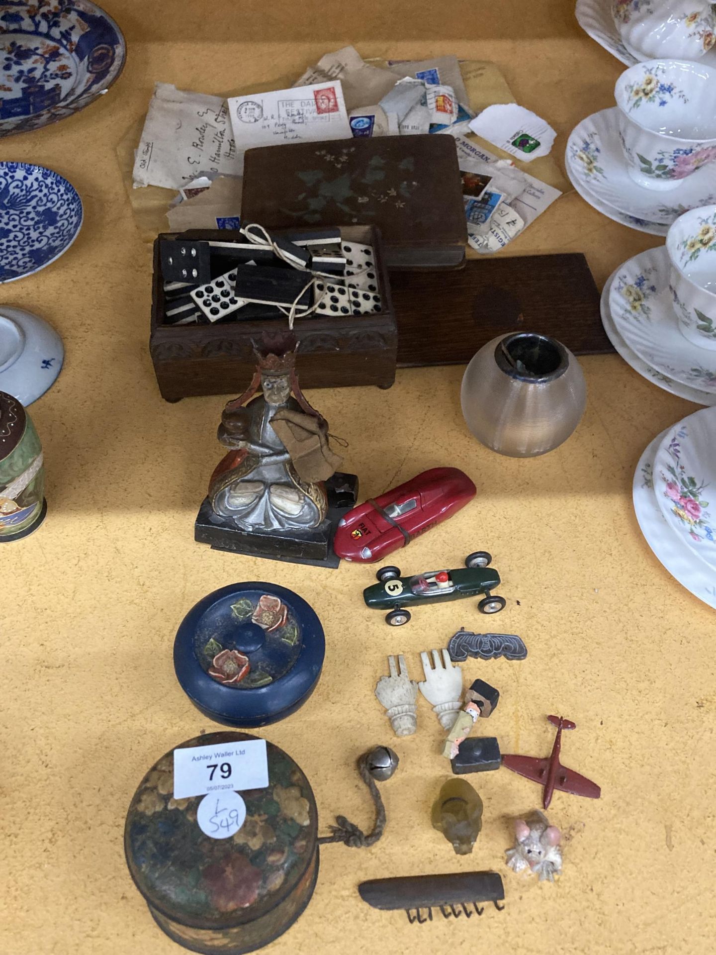 A MIXED GROUP OF ITEMS TO INCLUDE SAMURAI FIGURE, DOMINOES ETC