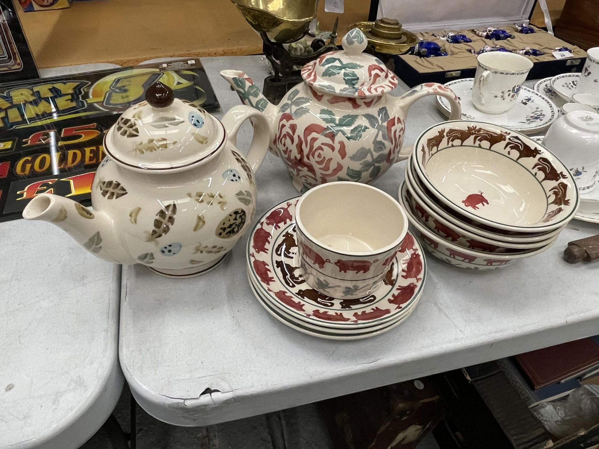 A COLLECTION OF EMMA BRIDGEWATER POTTERY TO INCLUDE TWO TEAPOTS, AND BOWLS