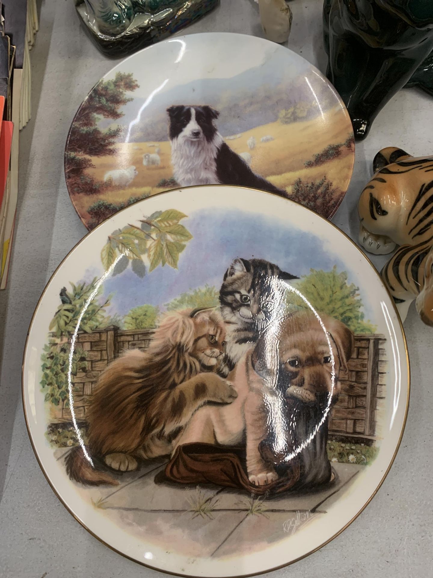 A MIXED GROUP OF CERAMICS TO INCLUDE RUSSIAN TIGER FIGURE, HORSE MODELS, ROYAL ALBERT PLATES ETC - Image 5 of 7