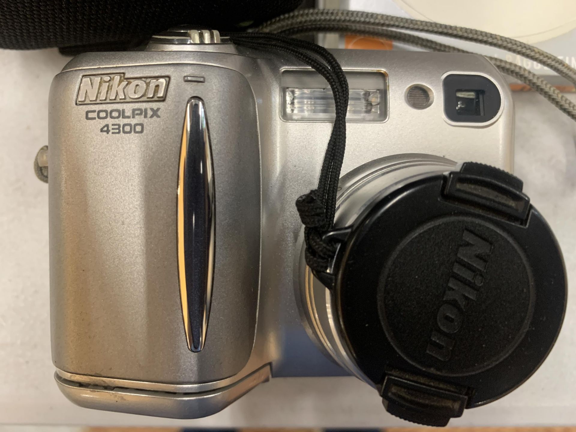 A NIKON COOLPIX 4300 CAMERA WITH CASE AND ACCESSORIES - Image 2 of 4