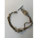 AN ORNATE WHITE METAL HALF ALBERT CHAIN WITH T BAR