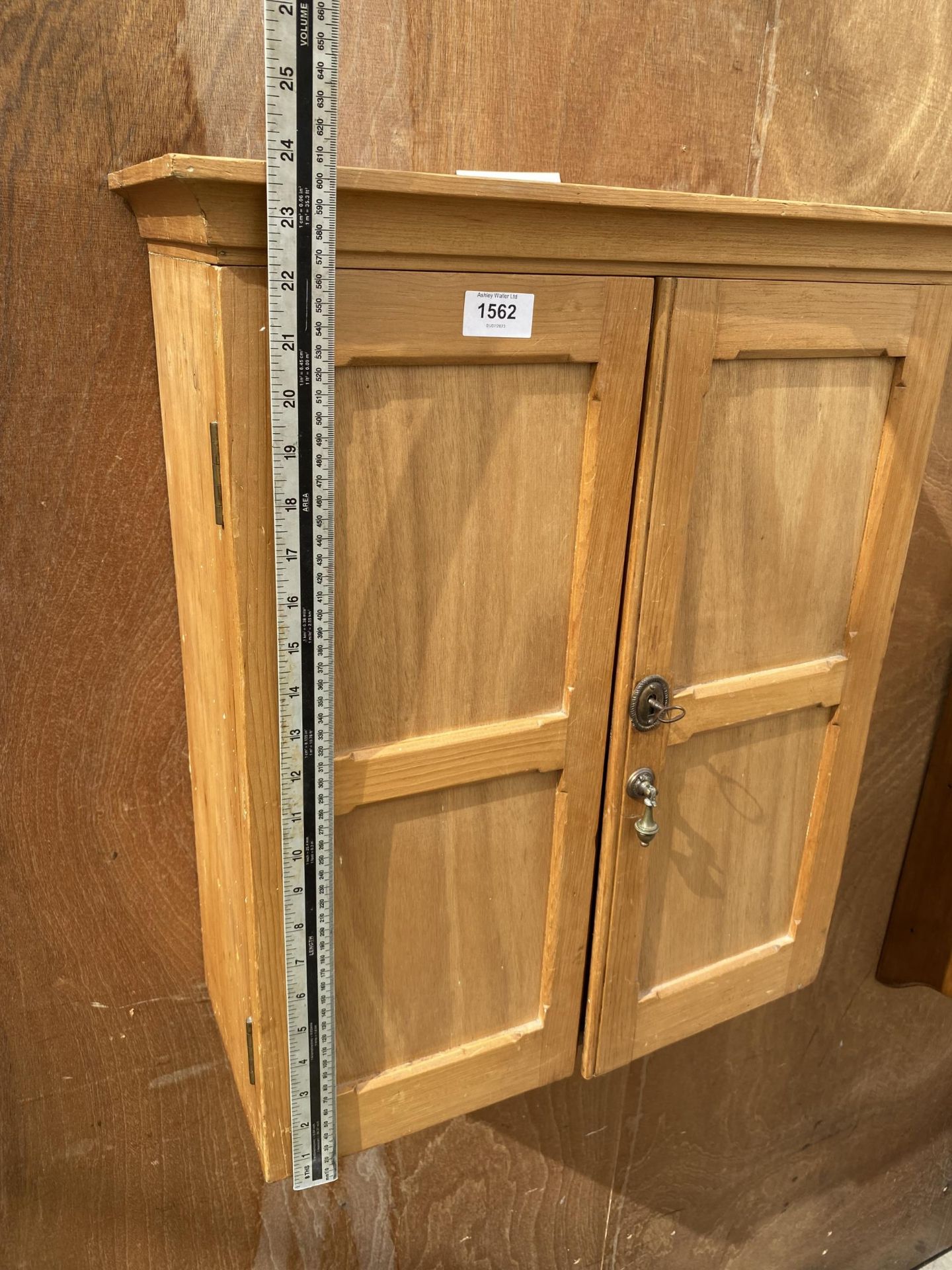 A PINE WALL CUPBOARD WITH THREE INTERNAL SHELVES AND A DRAWER - Image 5 of 5