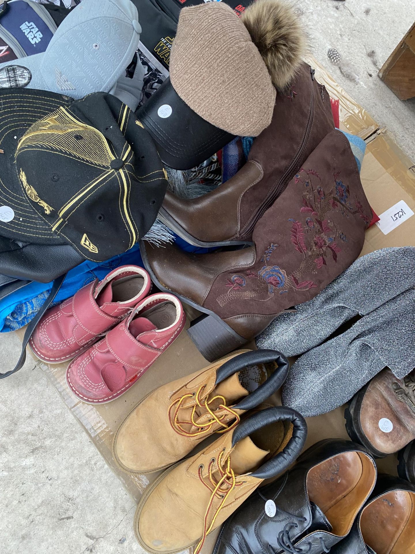 AN ASSORTMENT OF MENS AND LADIES SHOES AND HATS ETC - Image 3 of 4