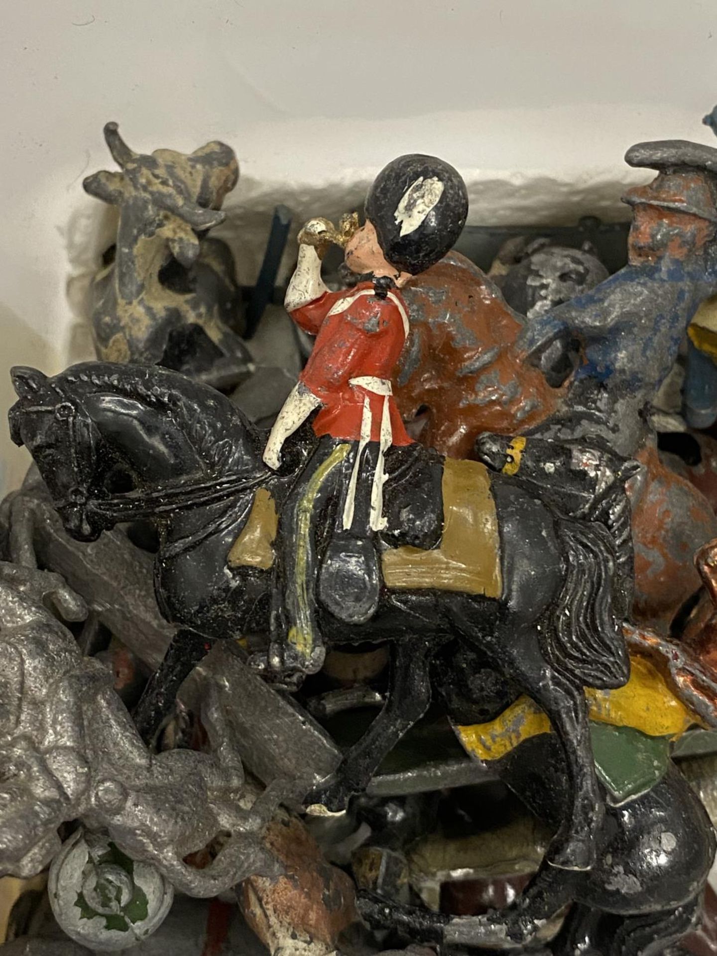 A QUANTITY OF LEAD FIGURES TO INCLUDE SOLDIERS, ANIMALS, ETC - SOME A/F - Image 3 of 4